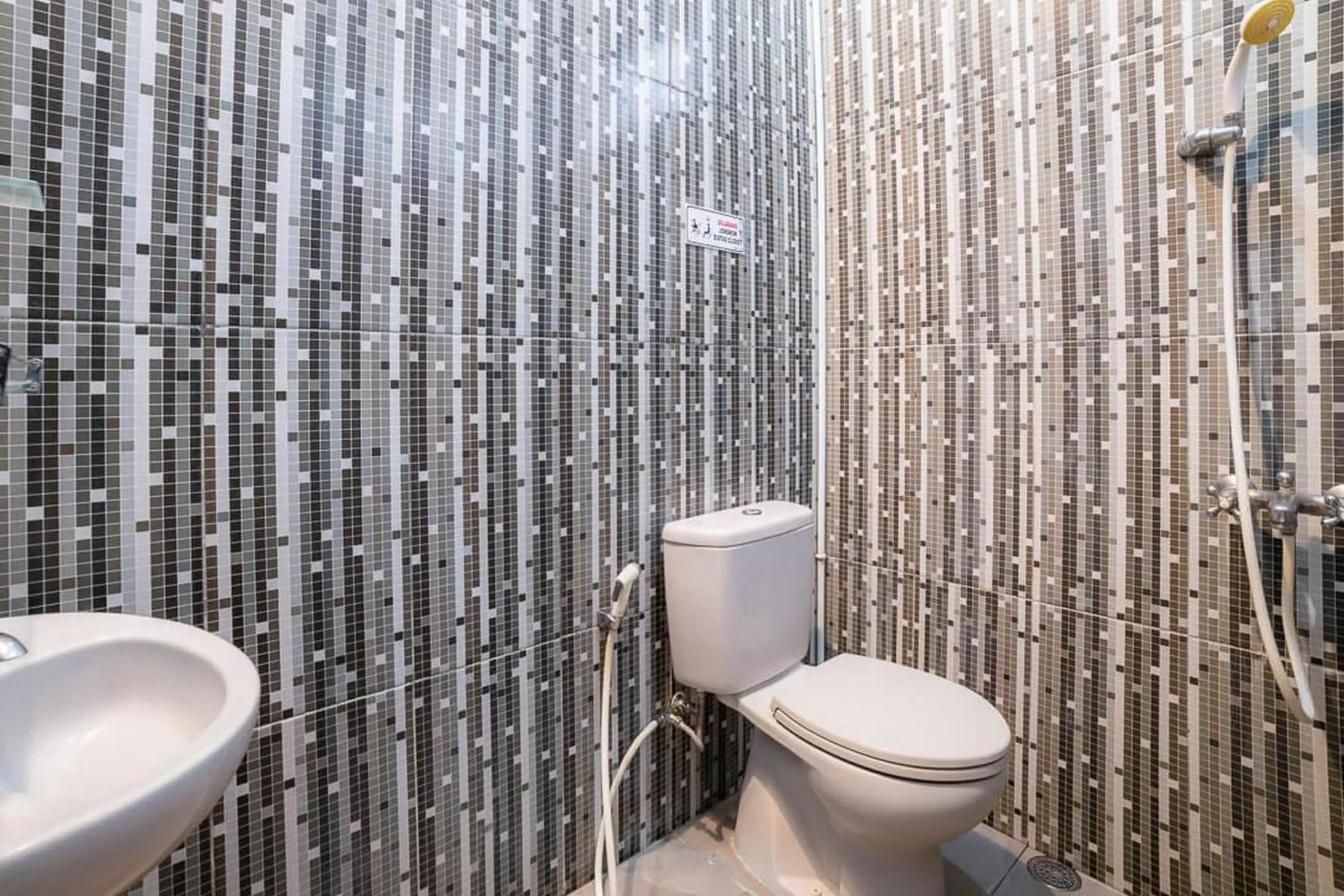 Bathroom in RedDoorz Syariah near RRI Malang