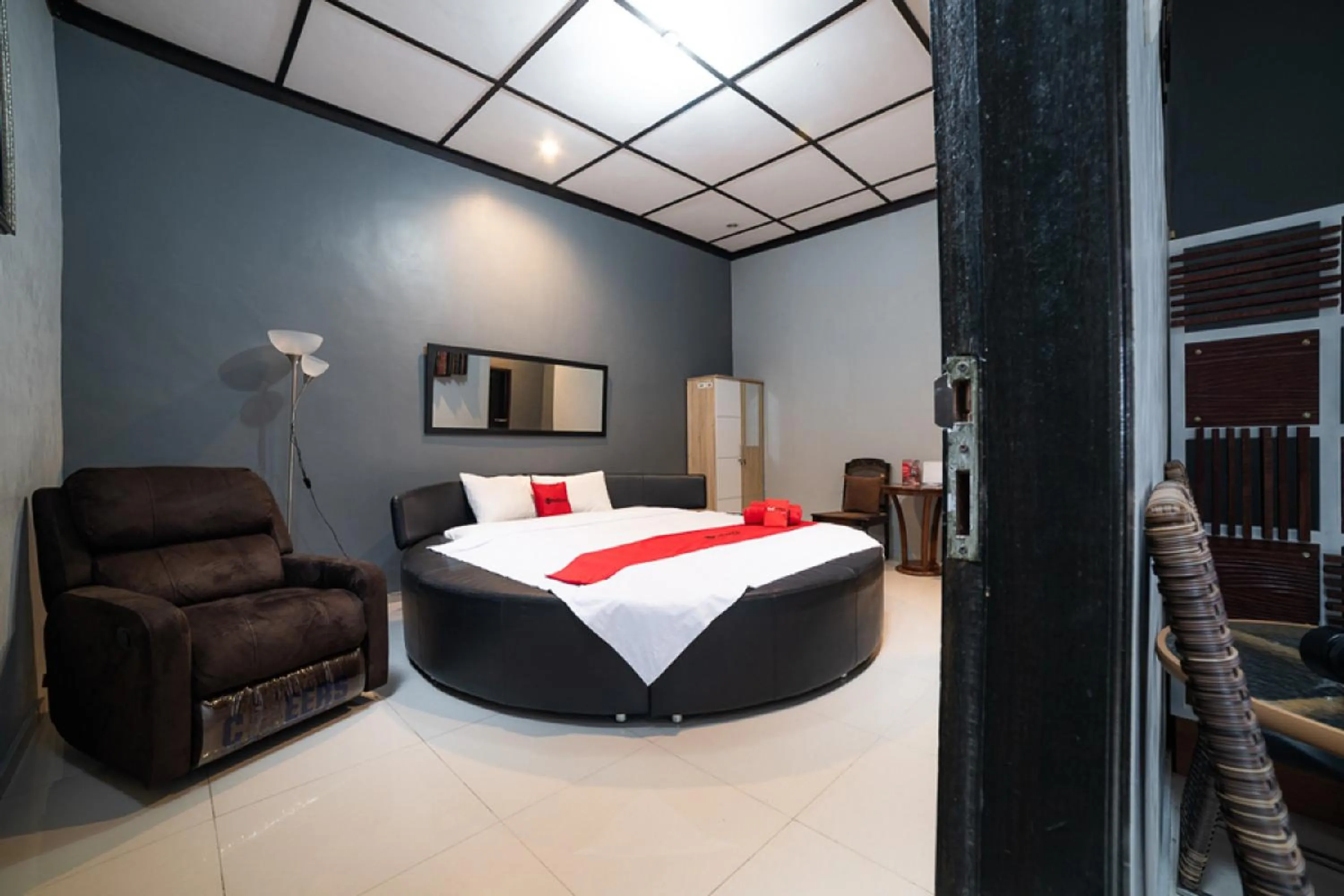 Bedroom, Bed in RedDoorz Syariah near RRI Malang