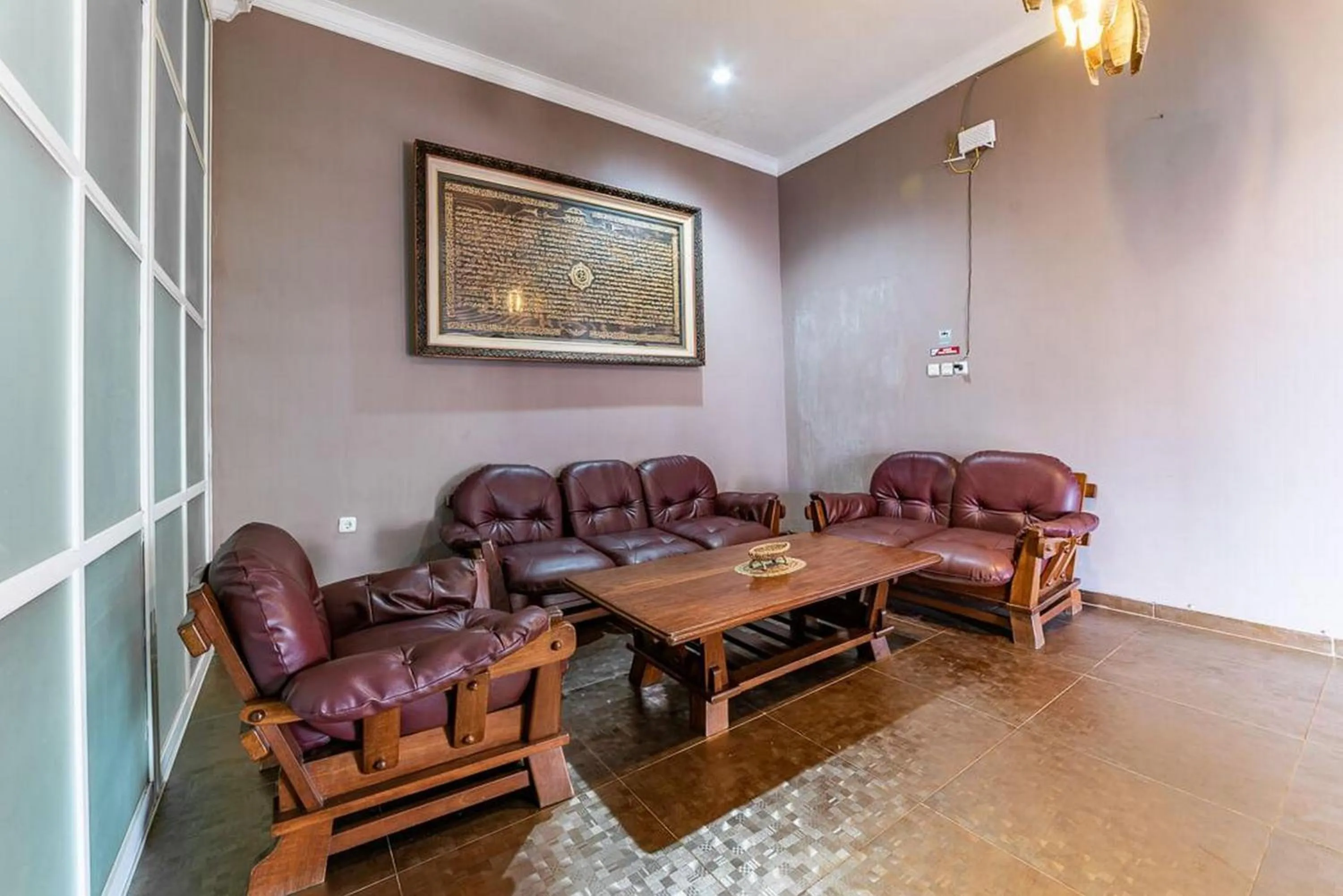 Seating area in RedDoorz Syariah near RRI Malang