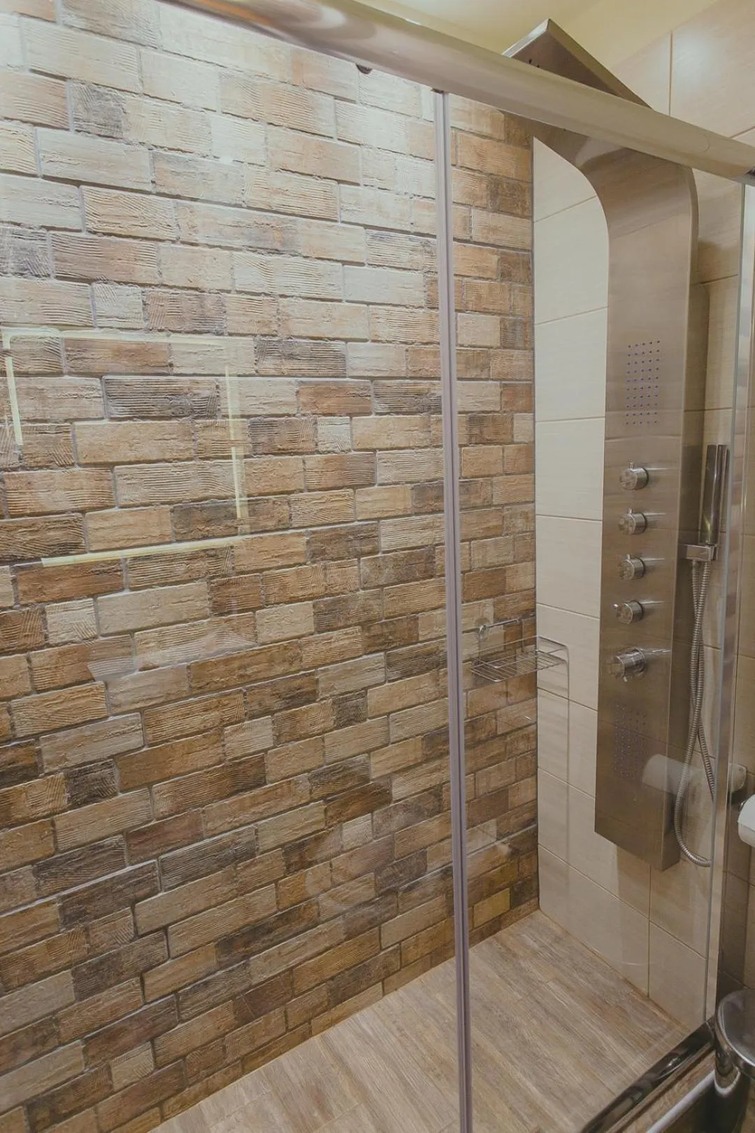 Bathroom in Hotel Papagalos