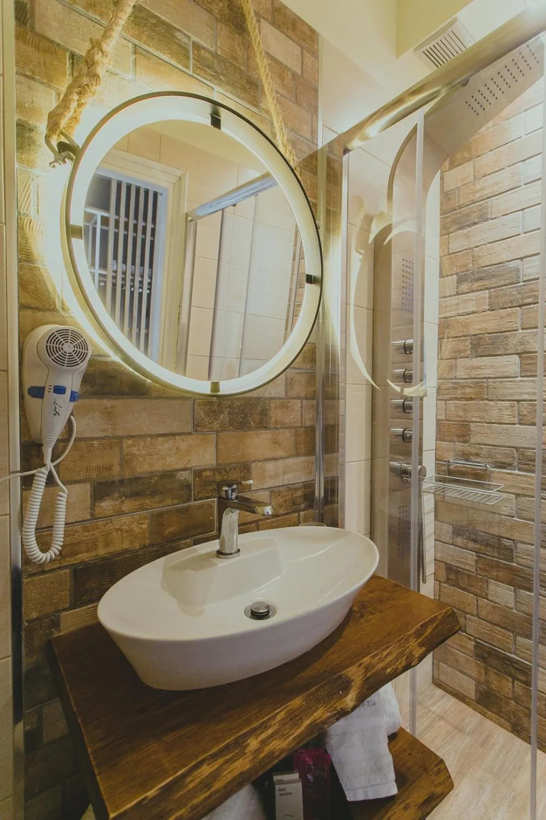 Bathroom in Hotel Papagalos