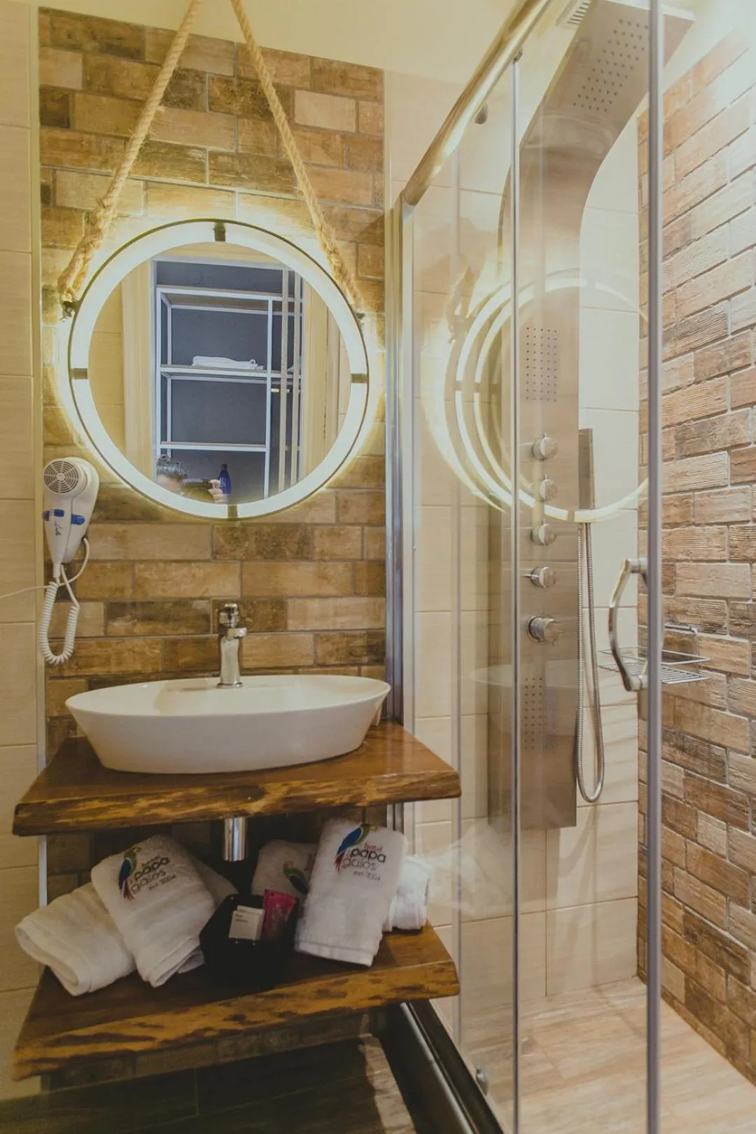 Bathroom in Hotel Papagalos