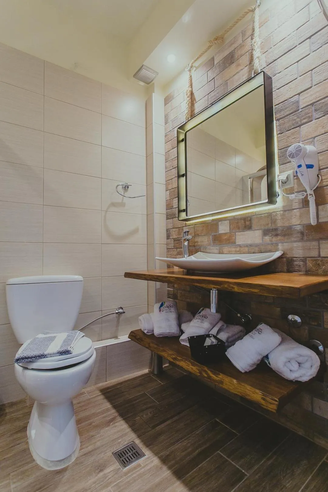 Bathroom in Hotel Papagalos