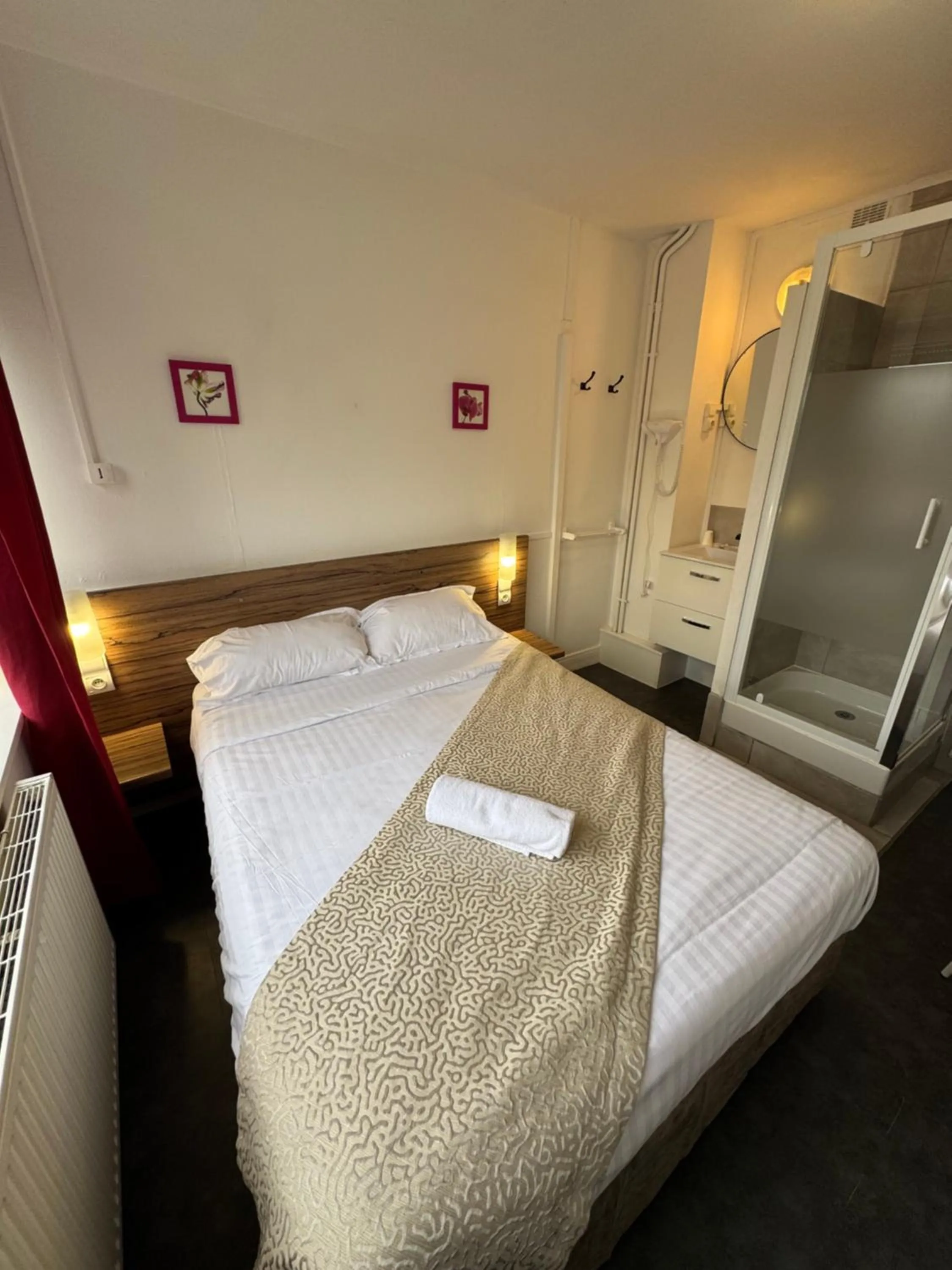 Photo of the whole room, Bed in Hôtel OpalOriental Boulogne Sur Mer - gare ville et centre