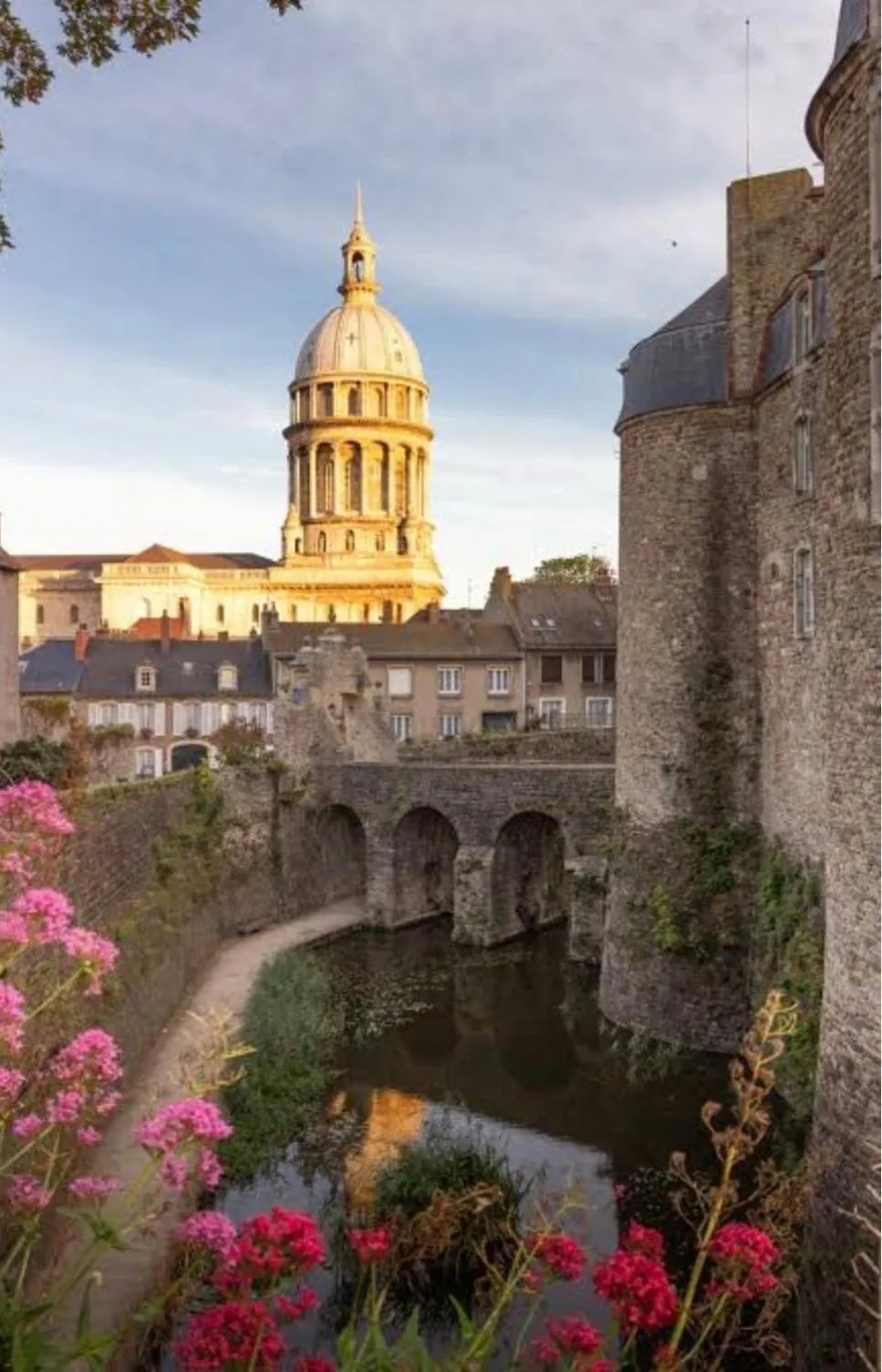 Nearby landmark in Hôtel OpalOriental Boulogne Sur Mer - gare ville et centre