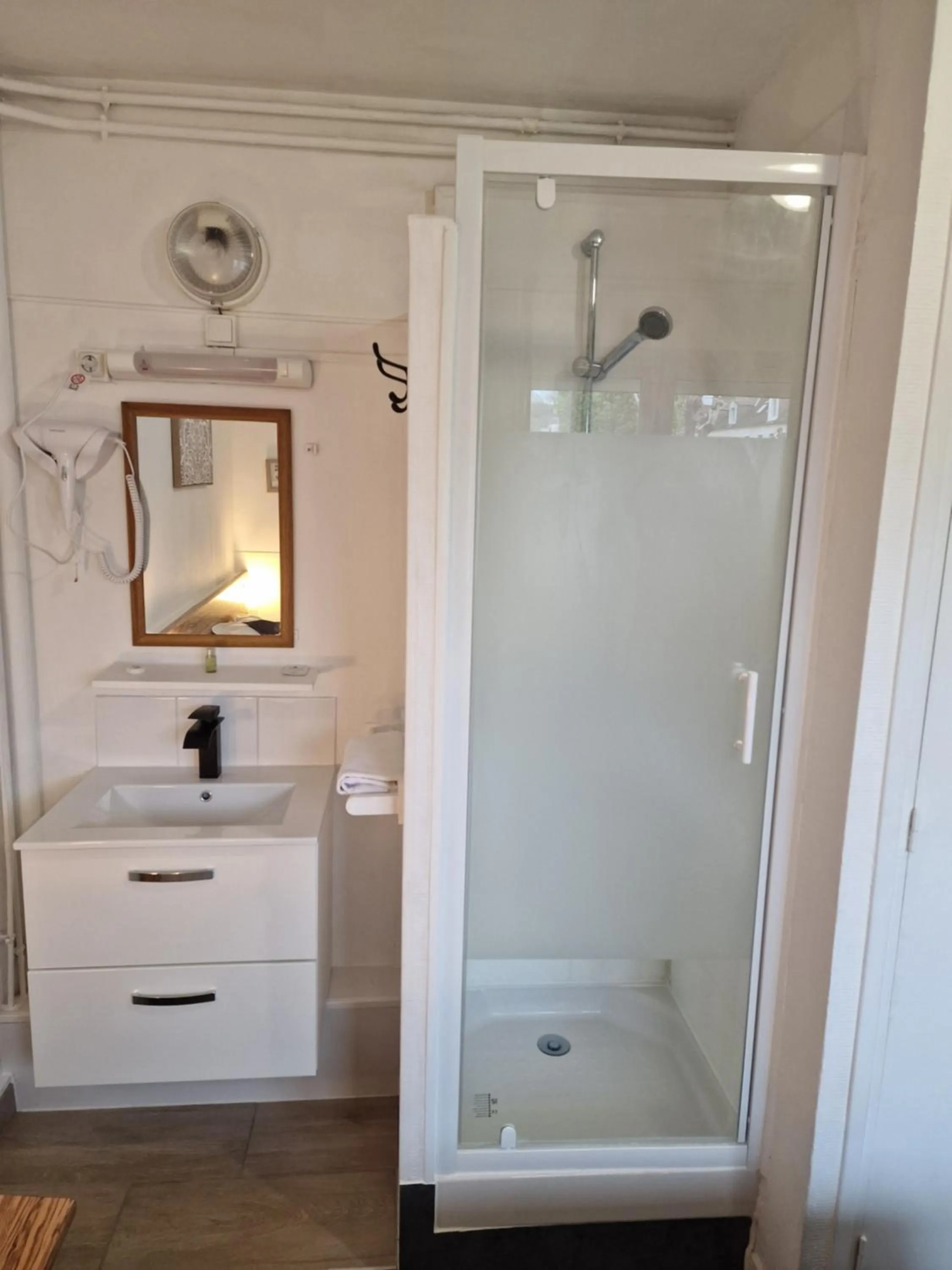 Shower, Bathroom in Le Sleeping