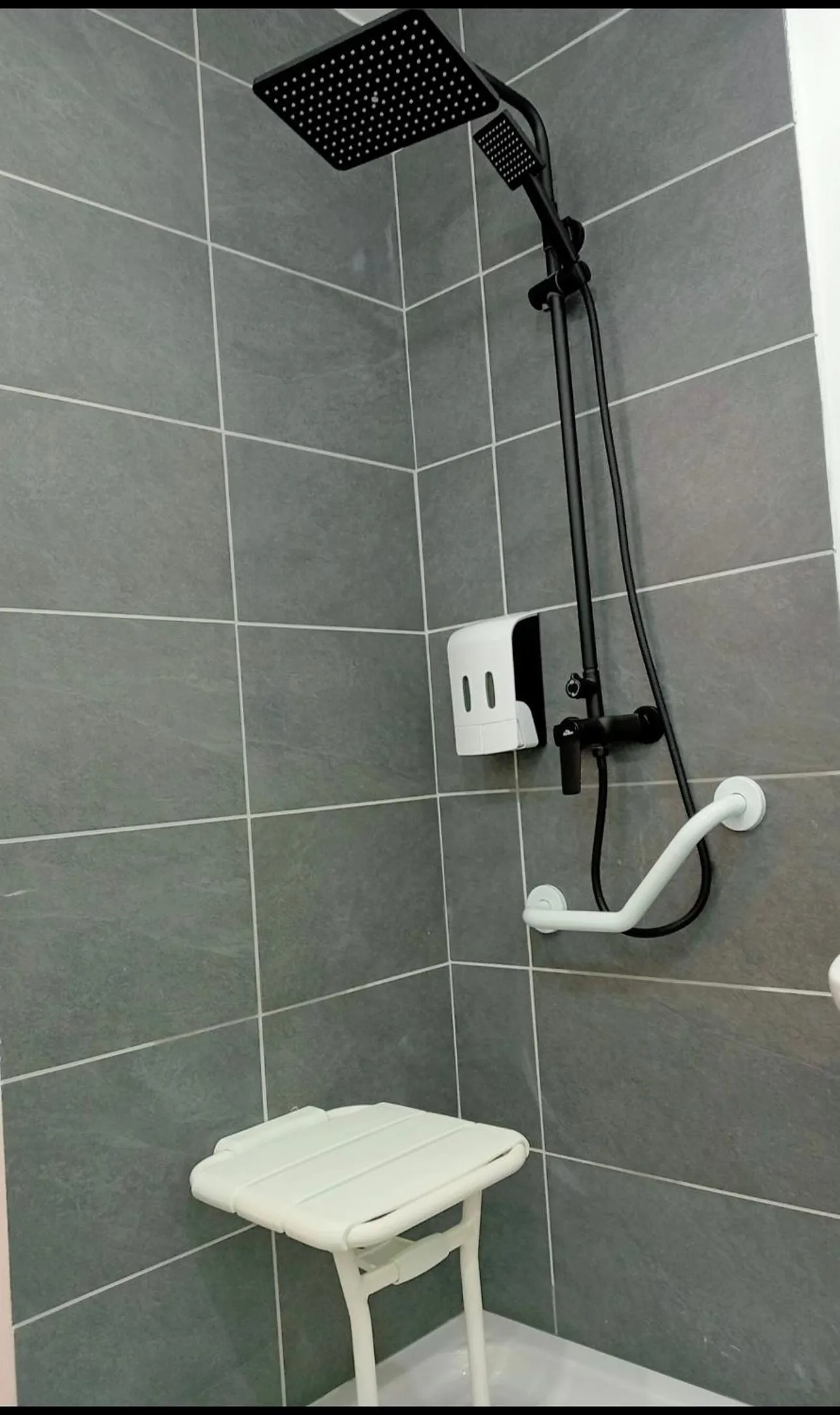 Shower in Hôtel OpalOriental Boulogne Sur Mer - gare ville et centre