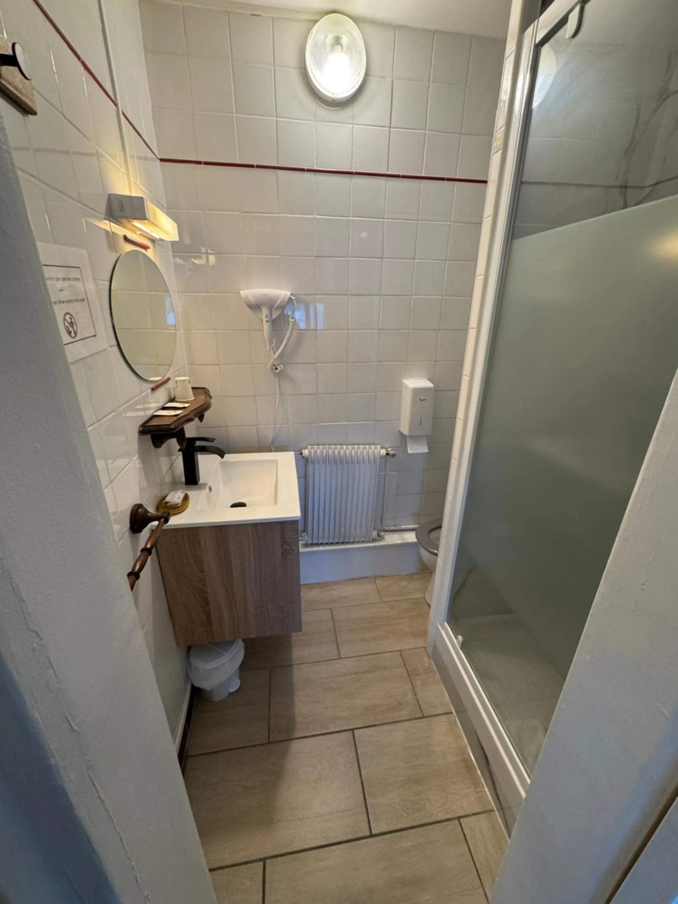 Bathroom in Hôtel OpalOriental Boulogne Sur Mer - gare ville et centre
