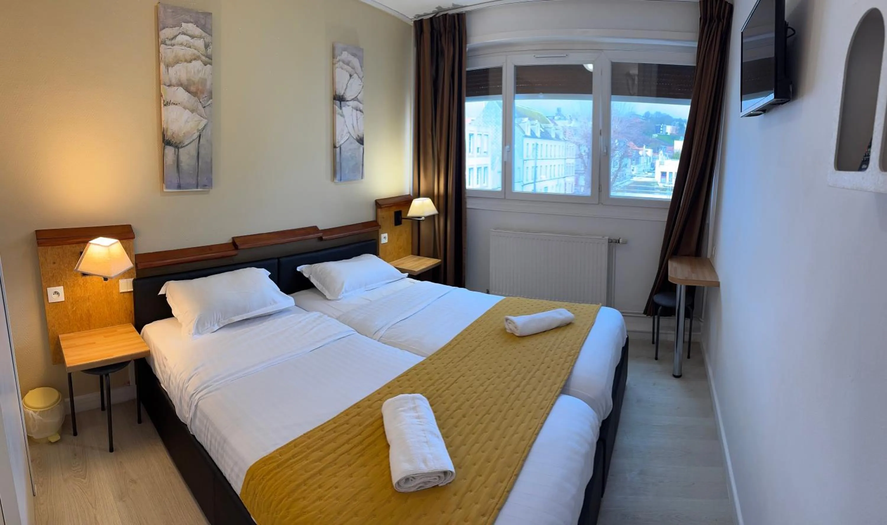 Photo of the whole room, Bed in Hôtel OpalOriental Boulogne Sur Mer - gare ville et centre