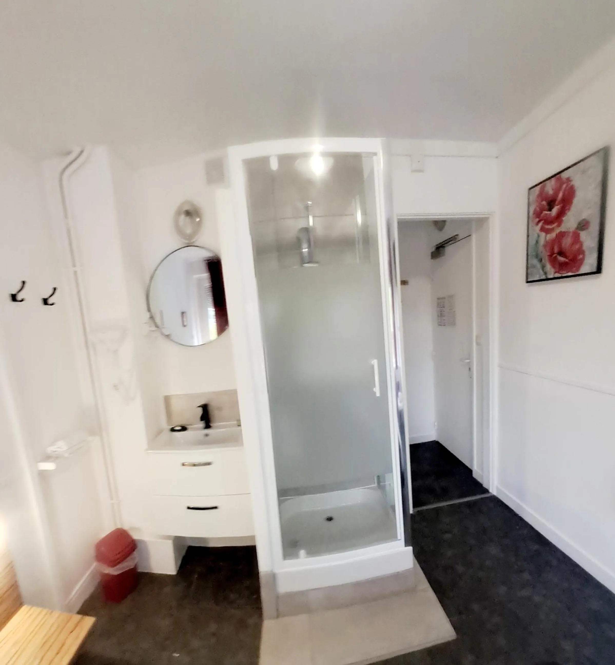 Shower, Bathroom in Le Sleeping