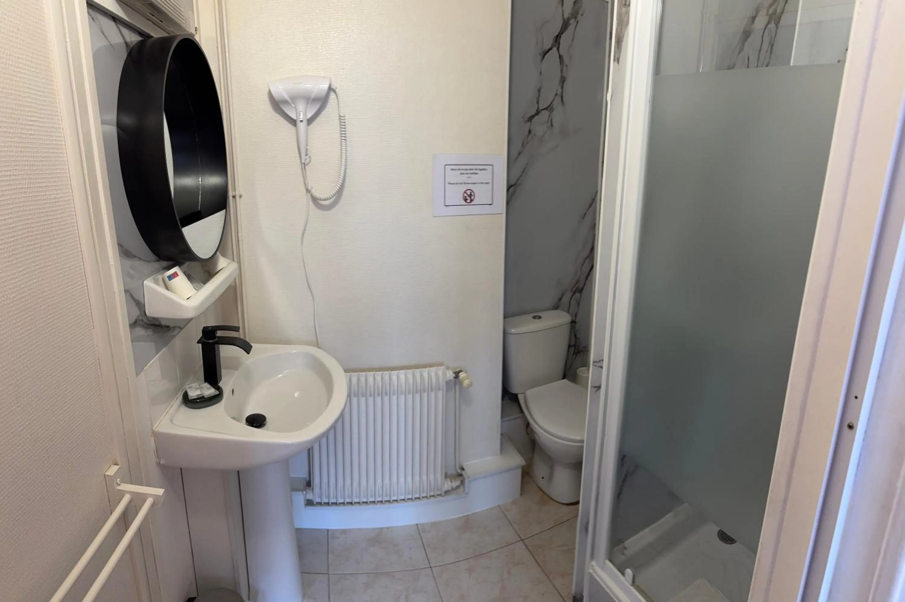 Bathroom in Hôtel OpalOriental Boulogne Sur Mer - gare ville et centre