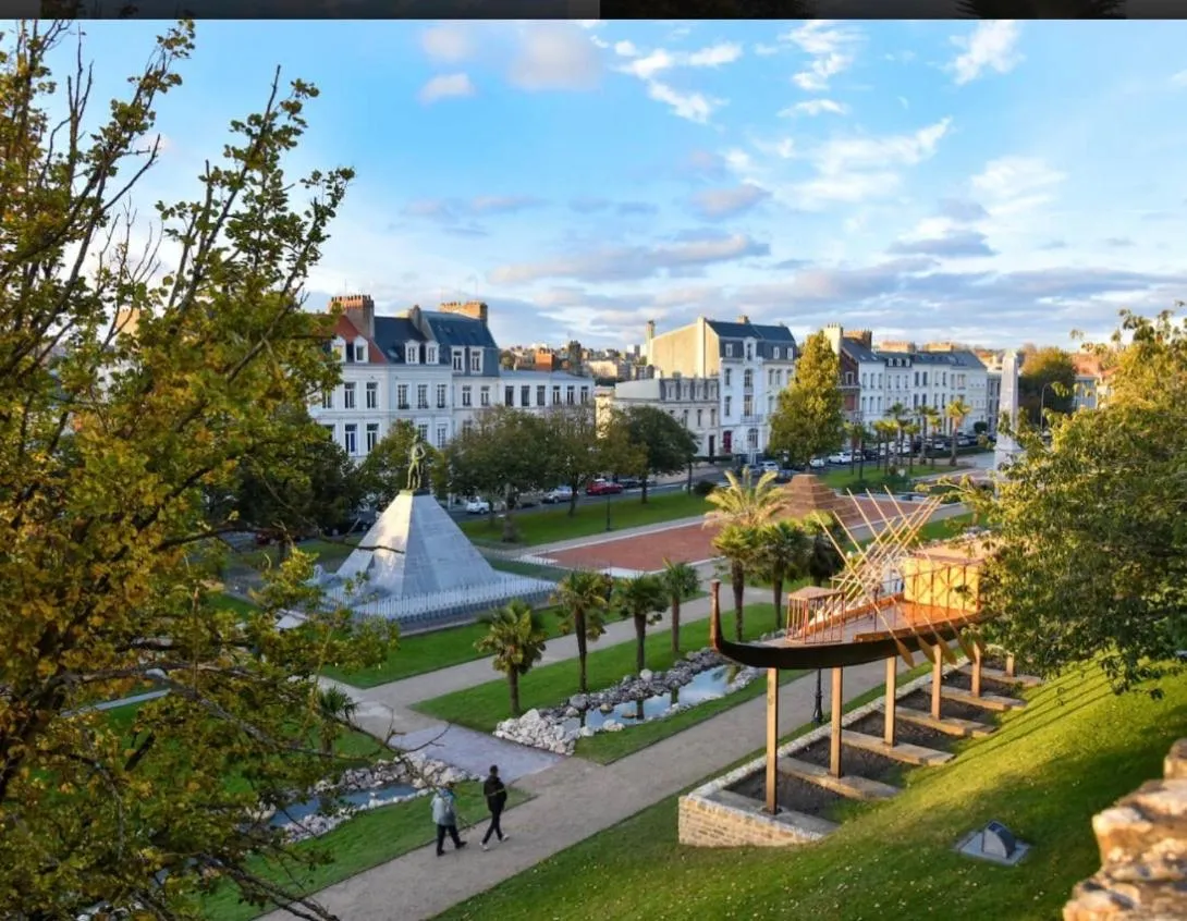 Nearby landmark in Hôtel OpalOriental Boulogne Sur Mer - gare ville et centre