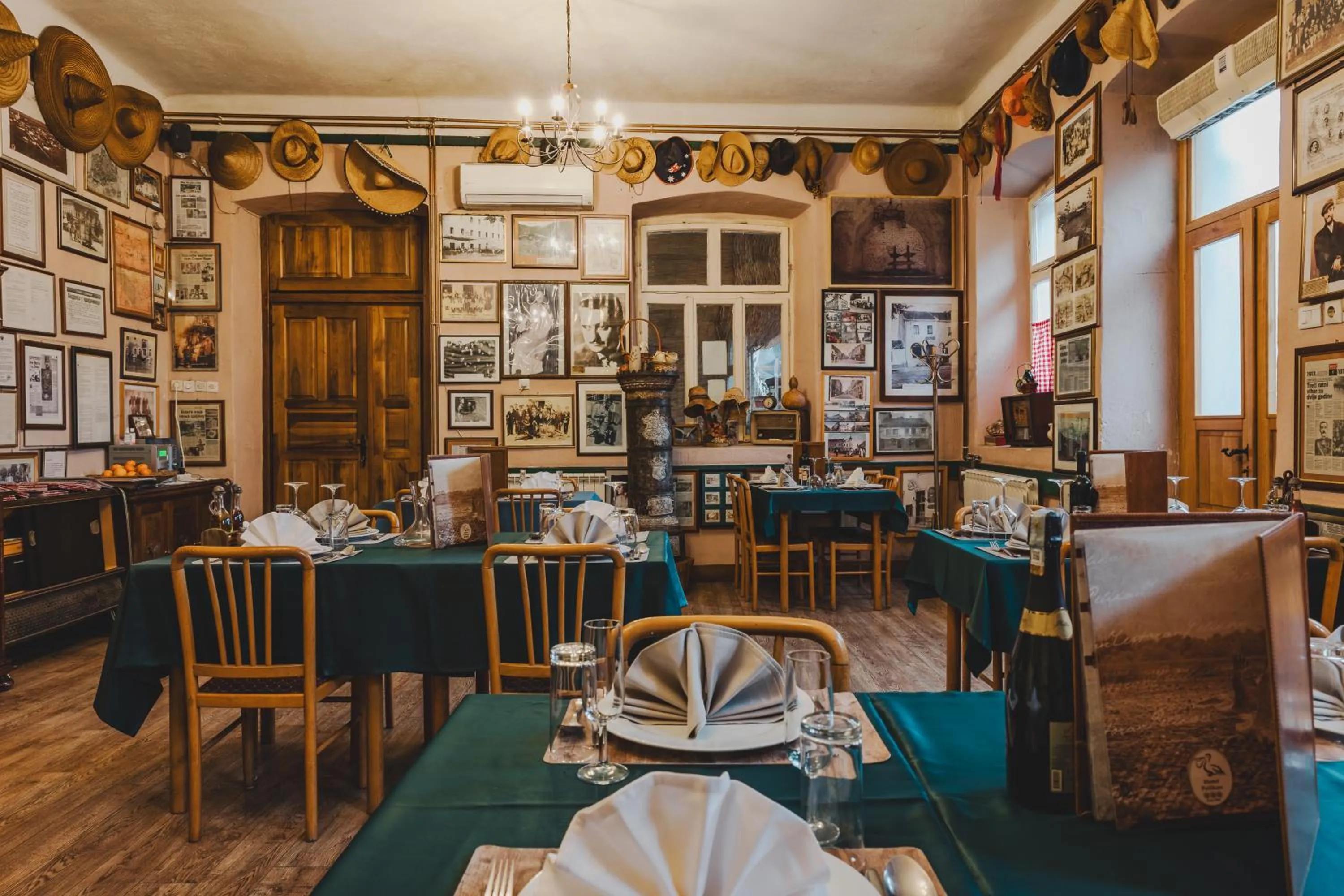 Restaurant/places to eat in Hotel Pelikan