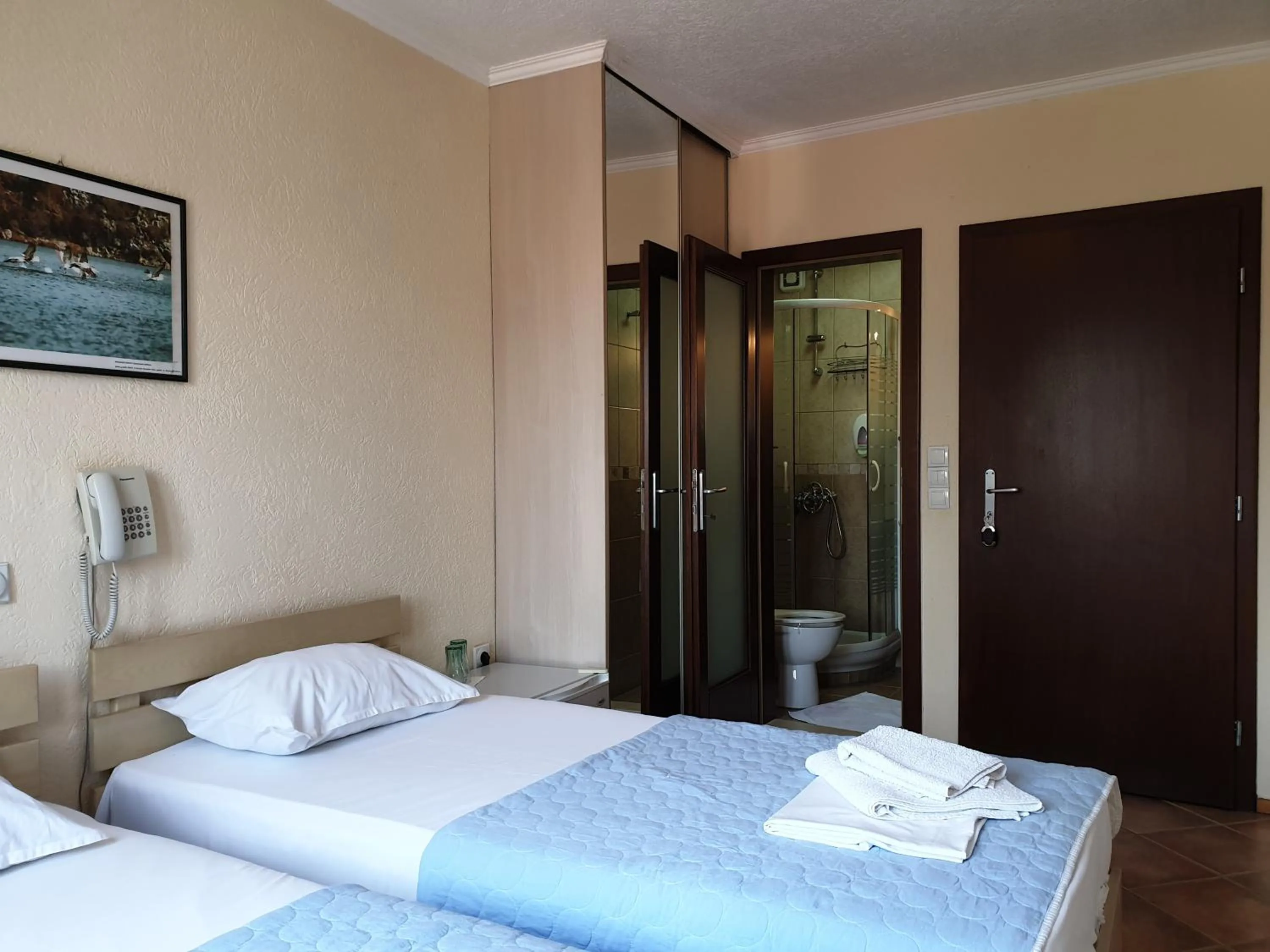 Property building, Bed in Hotel Pelikan