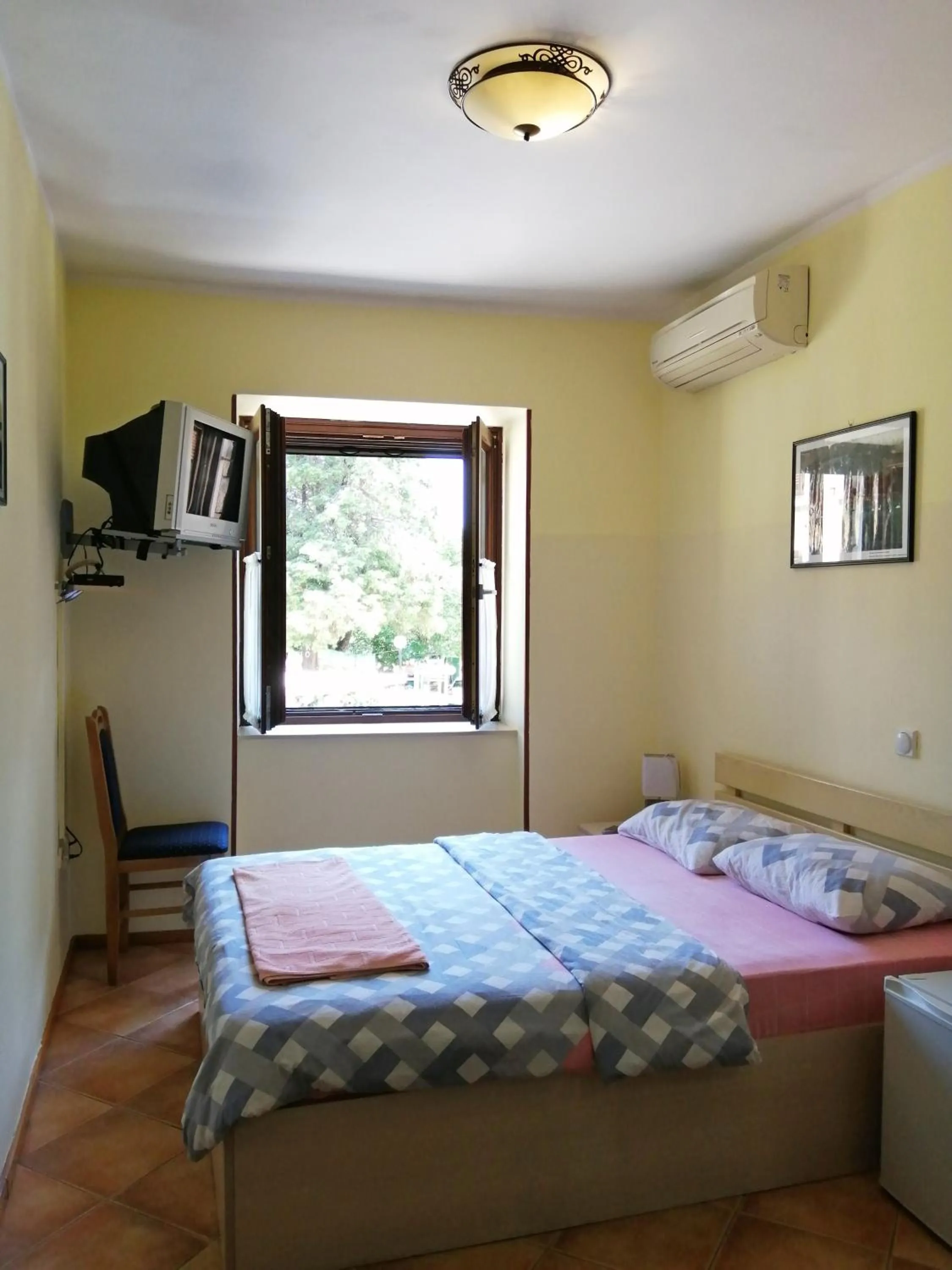 Bedroom, Bed in Hotel Pelikan