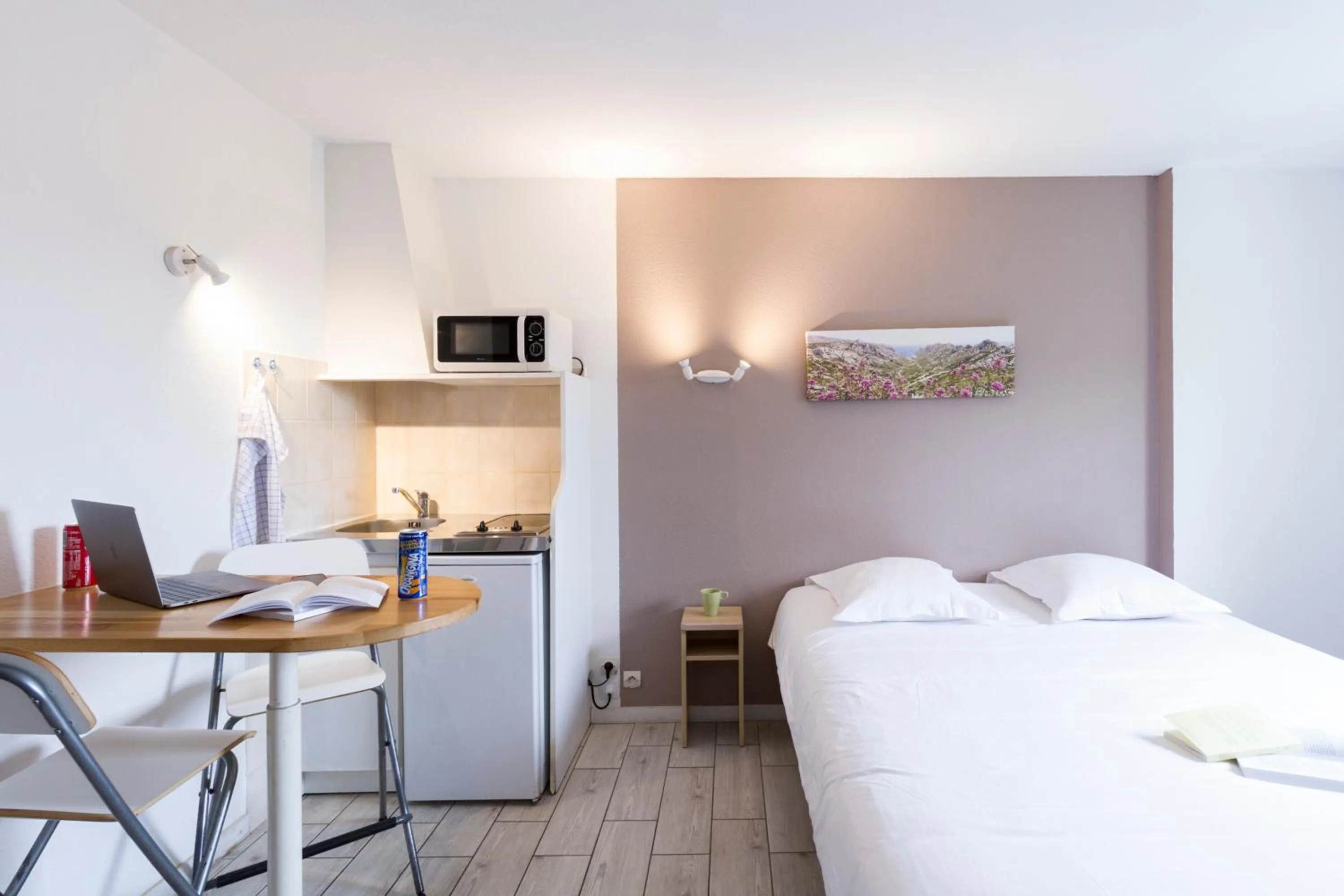 Kitchen or kitchenette, Bed in Garden & City Aix En Provence - Puyricard