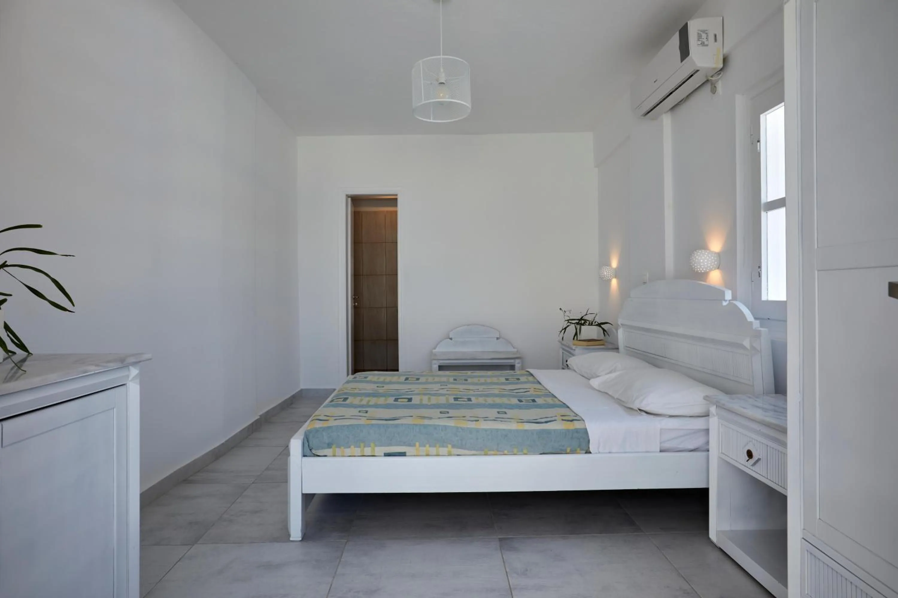 Photo of the whole room, Bed in Santorini View
