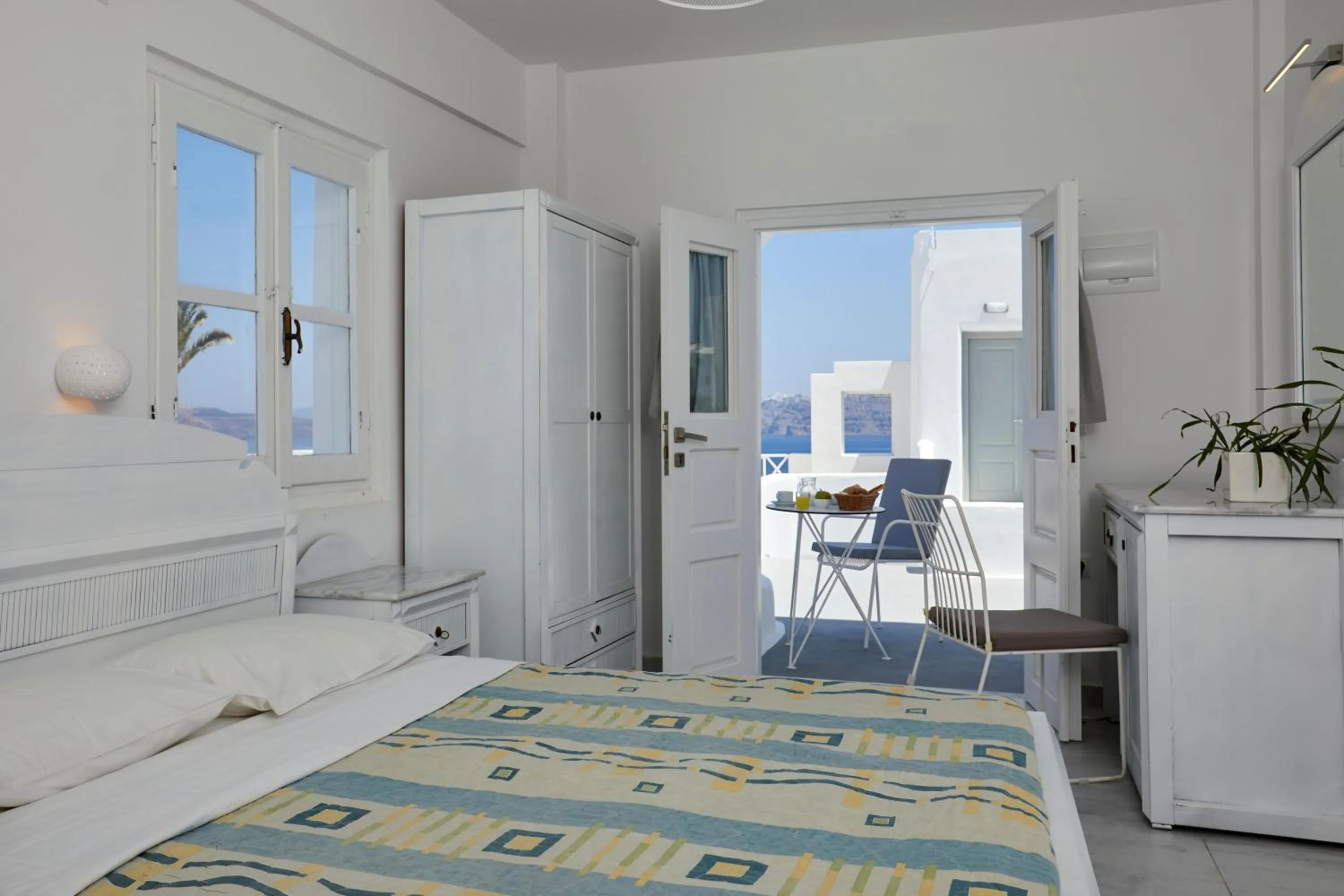 Photo of the whole room, Bed in Santorini View