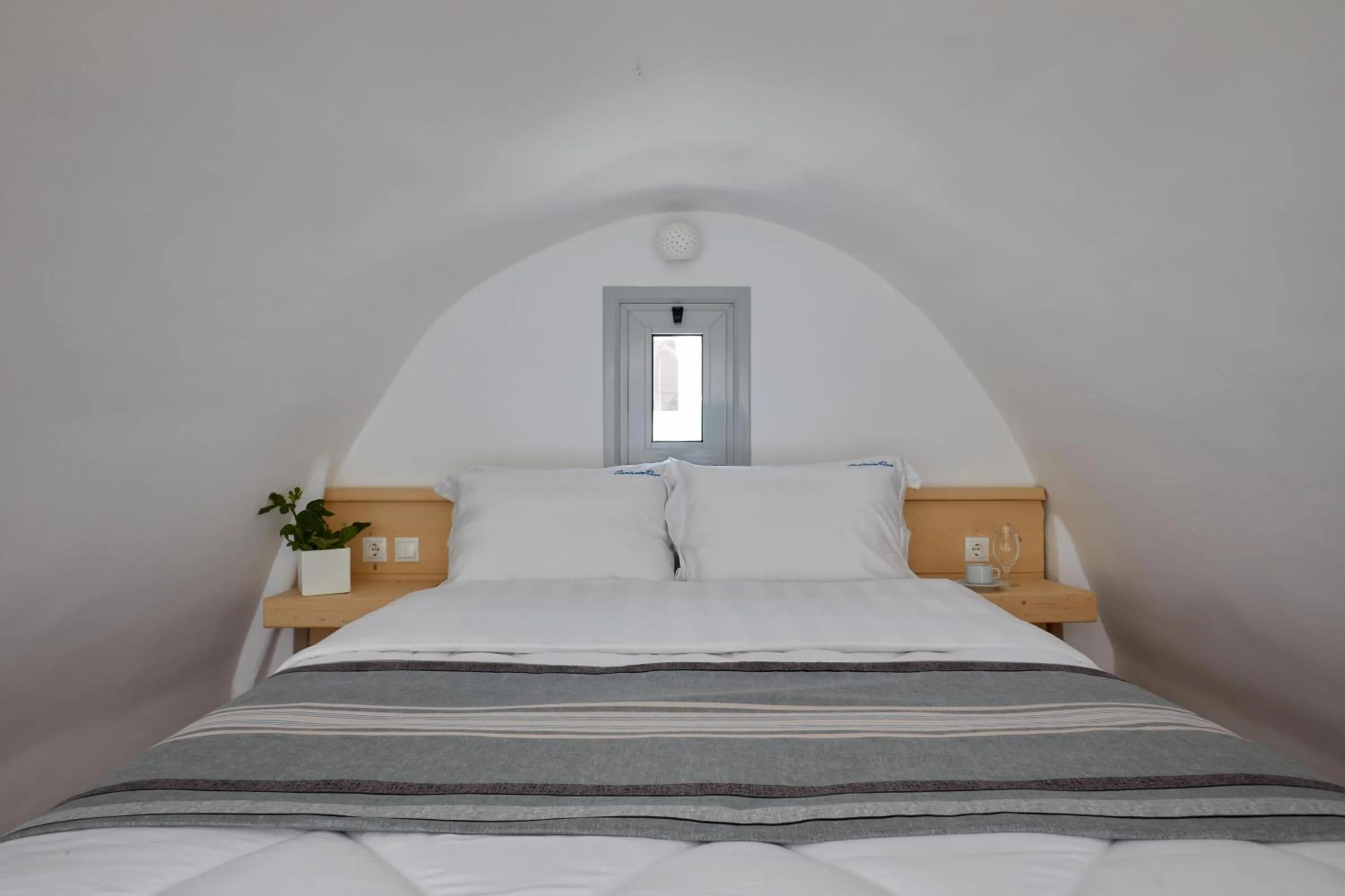 Photo of the whole room, Bed in Santorini View
