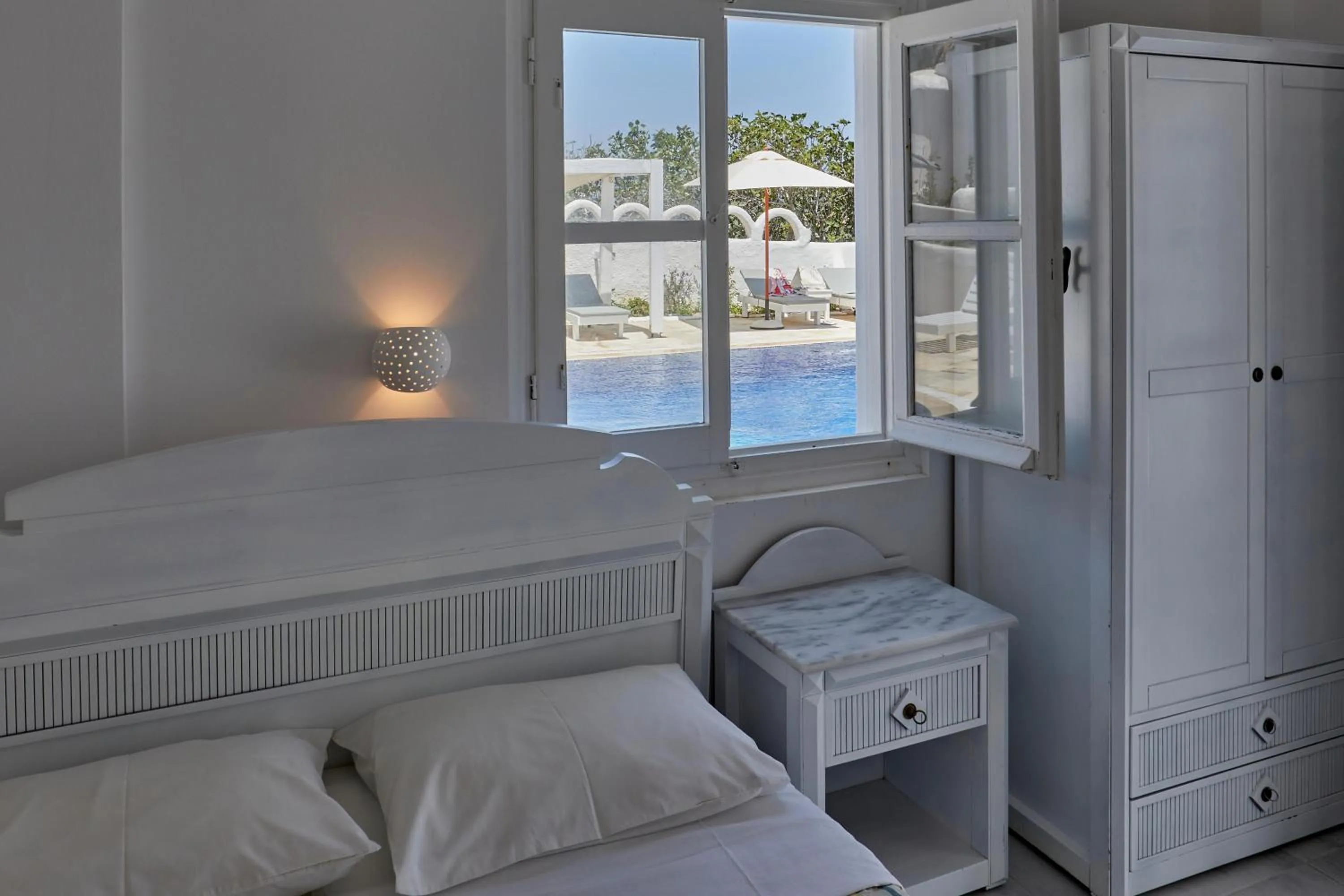 Photo of the whole room, Bed in Santorini View