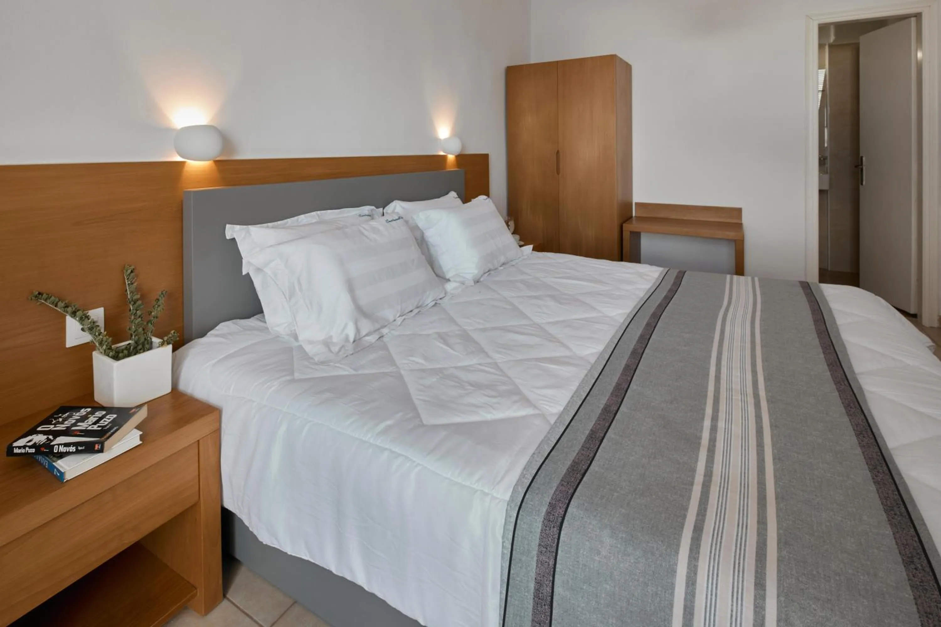 Photo of the whole room, Bed in Santorini View