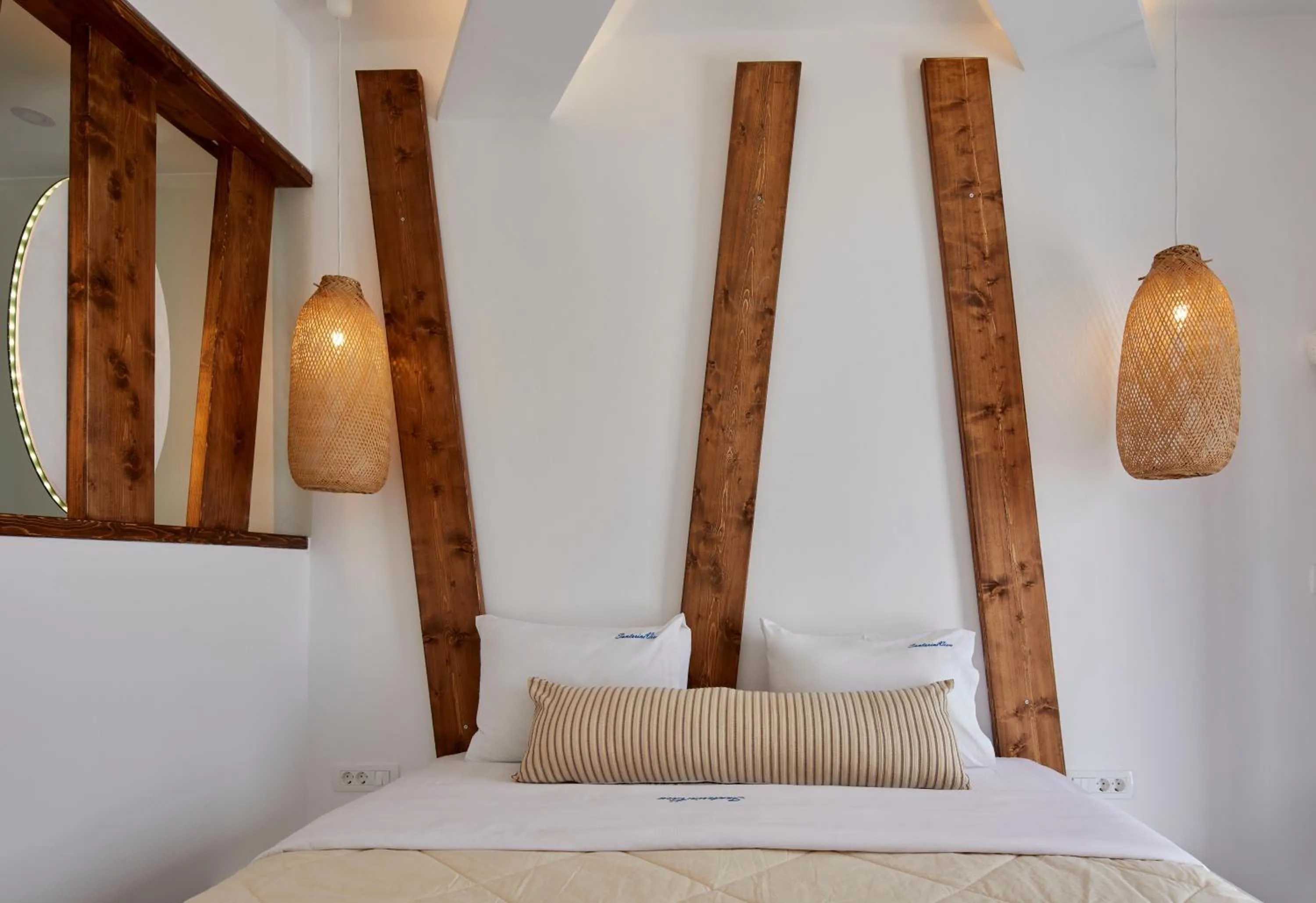 Photo of the whole room, Bed in Santorini View