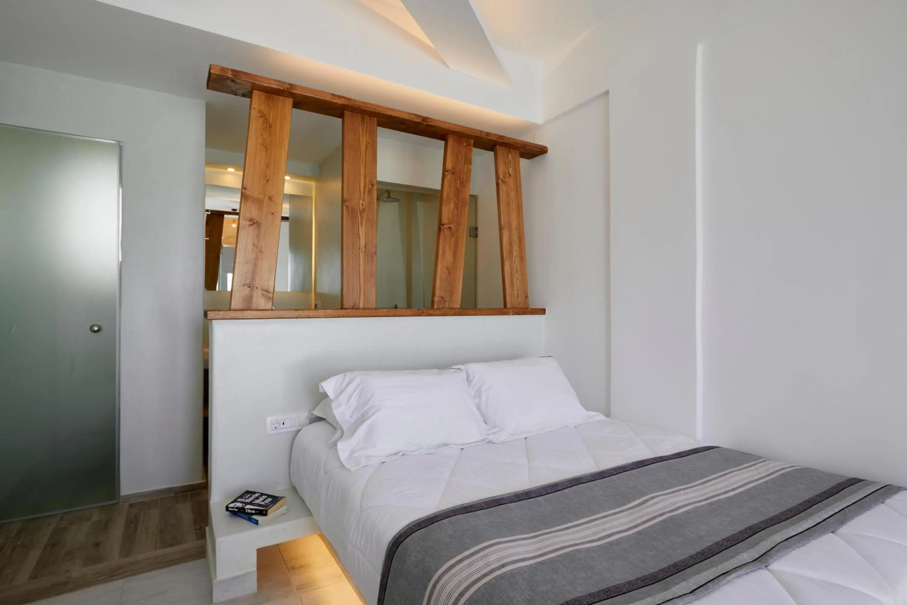 Photo of the whole room, Bed in Santorini View