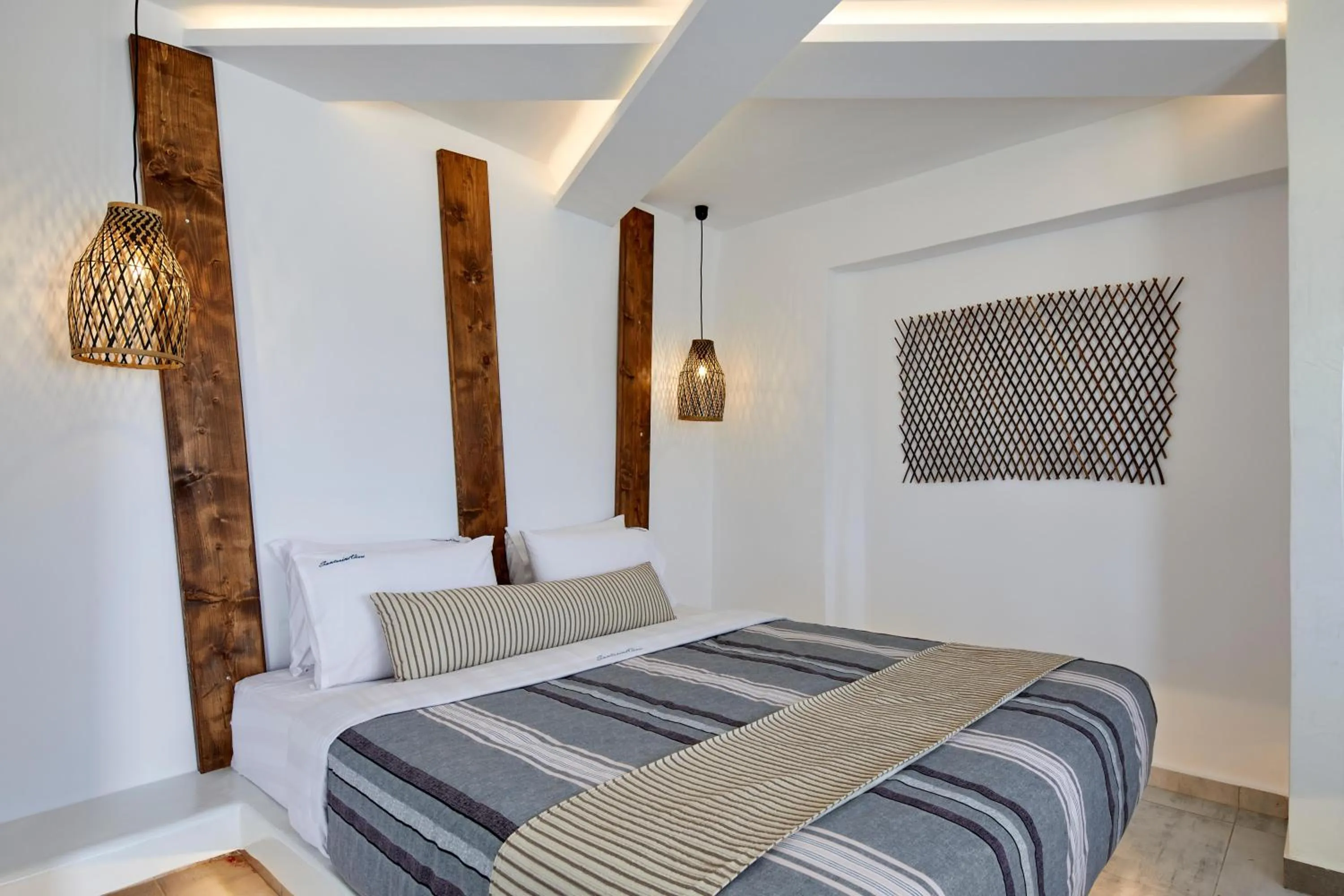 Photo of the whole room, Bed in Santorini View