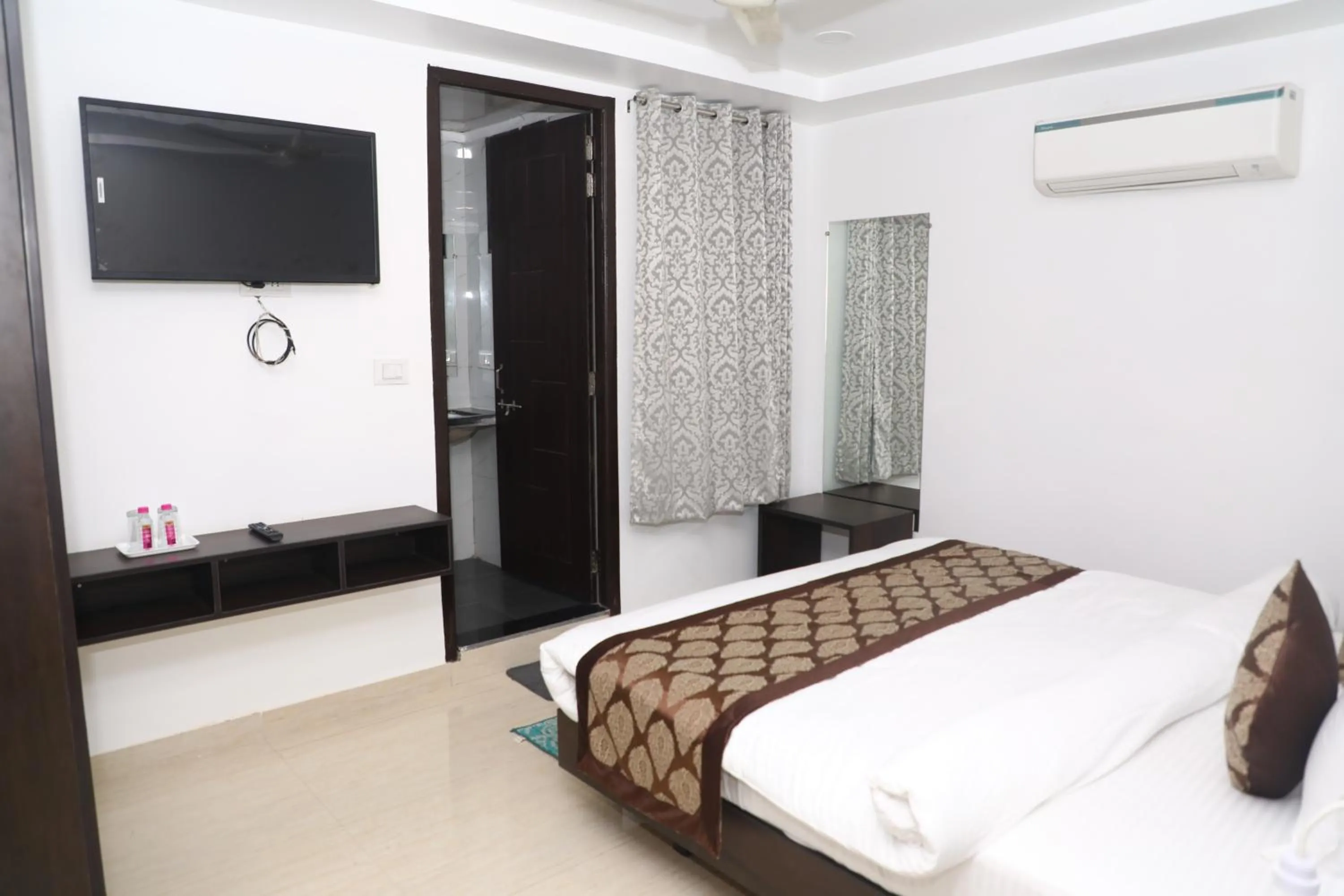 Communal lounge/ TV room, Bed in Satkar Retreat - Udaipur