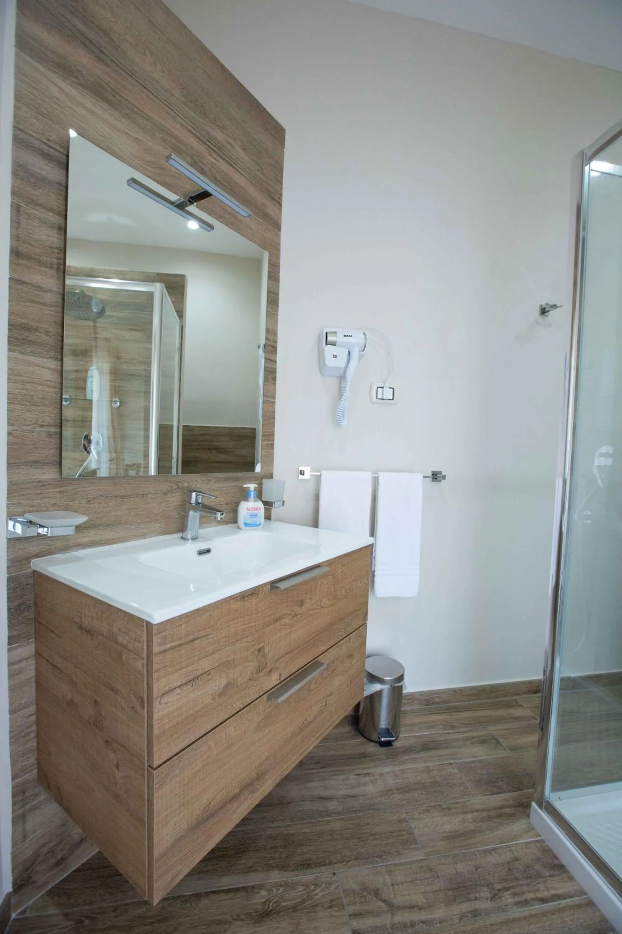 Shower in Philip Royal