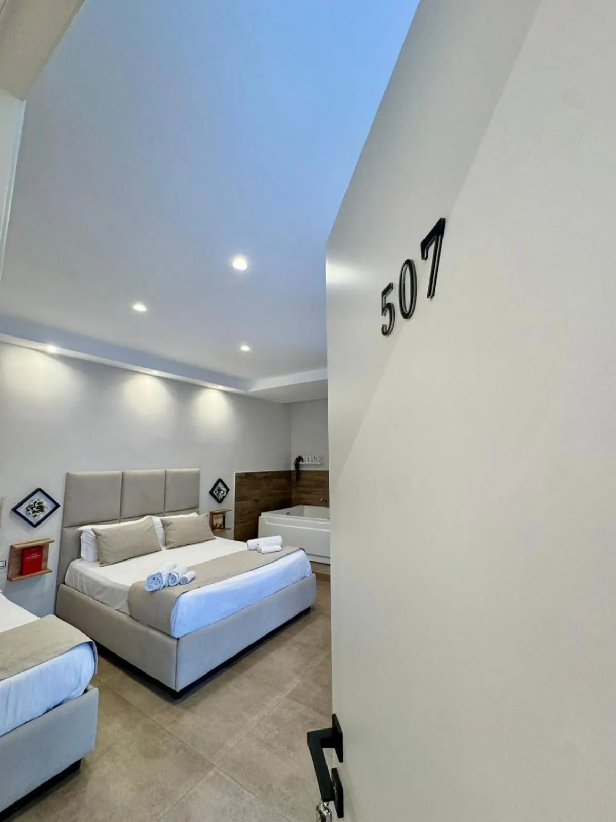 Photo of the whole room, Bed in Philip Royal