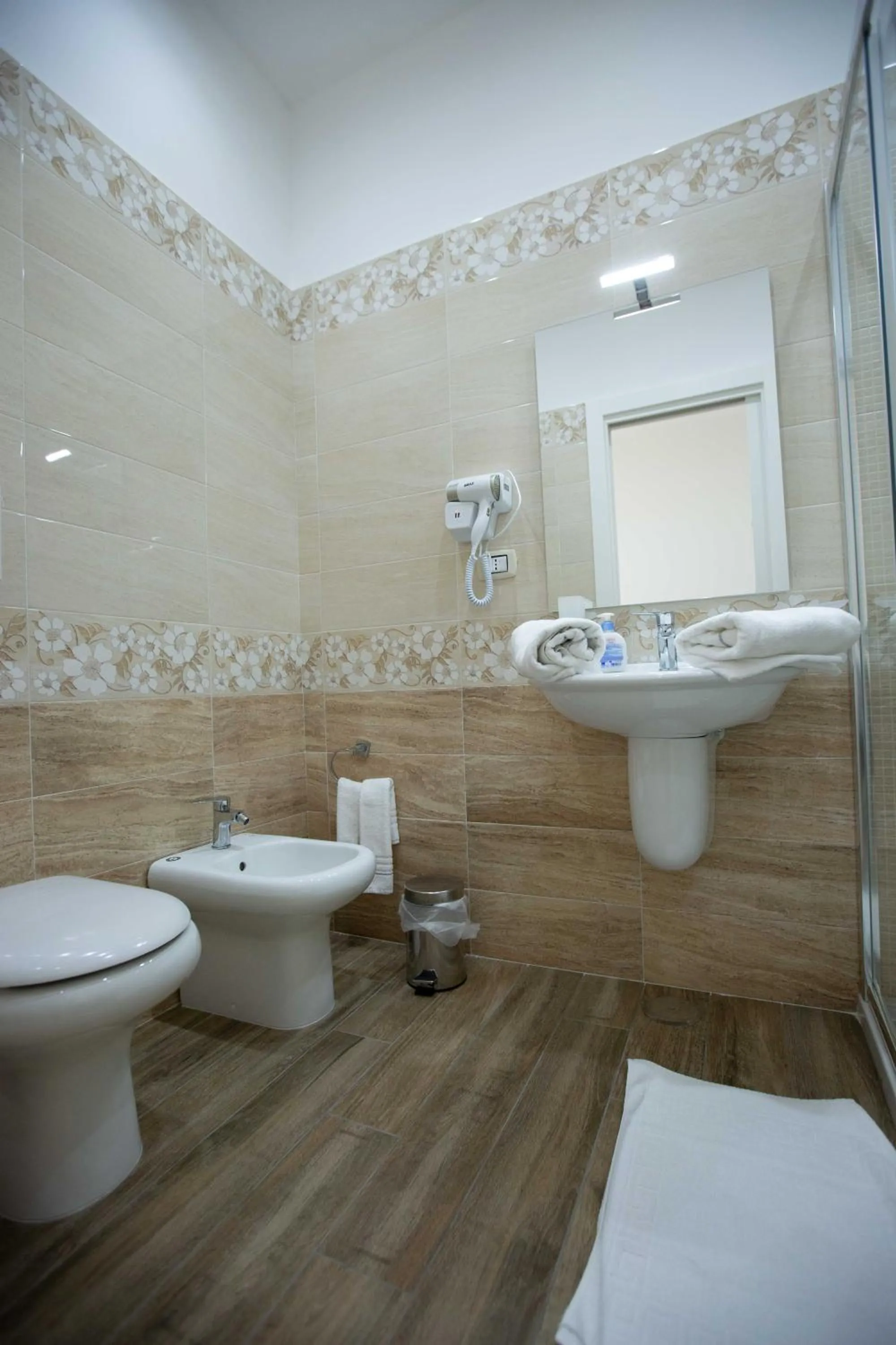 Shower in Philip Royal