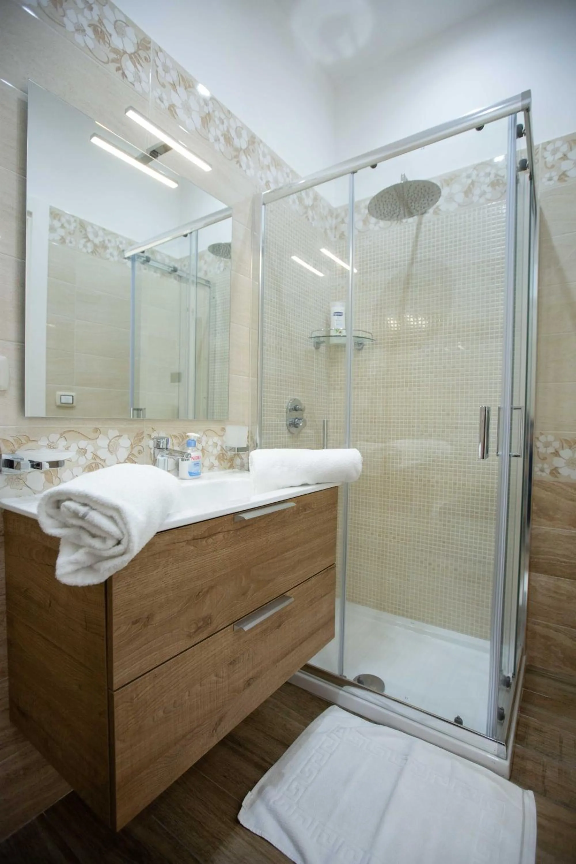 Shower in Philip Royal