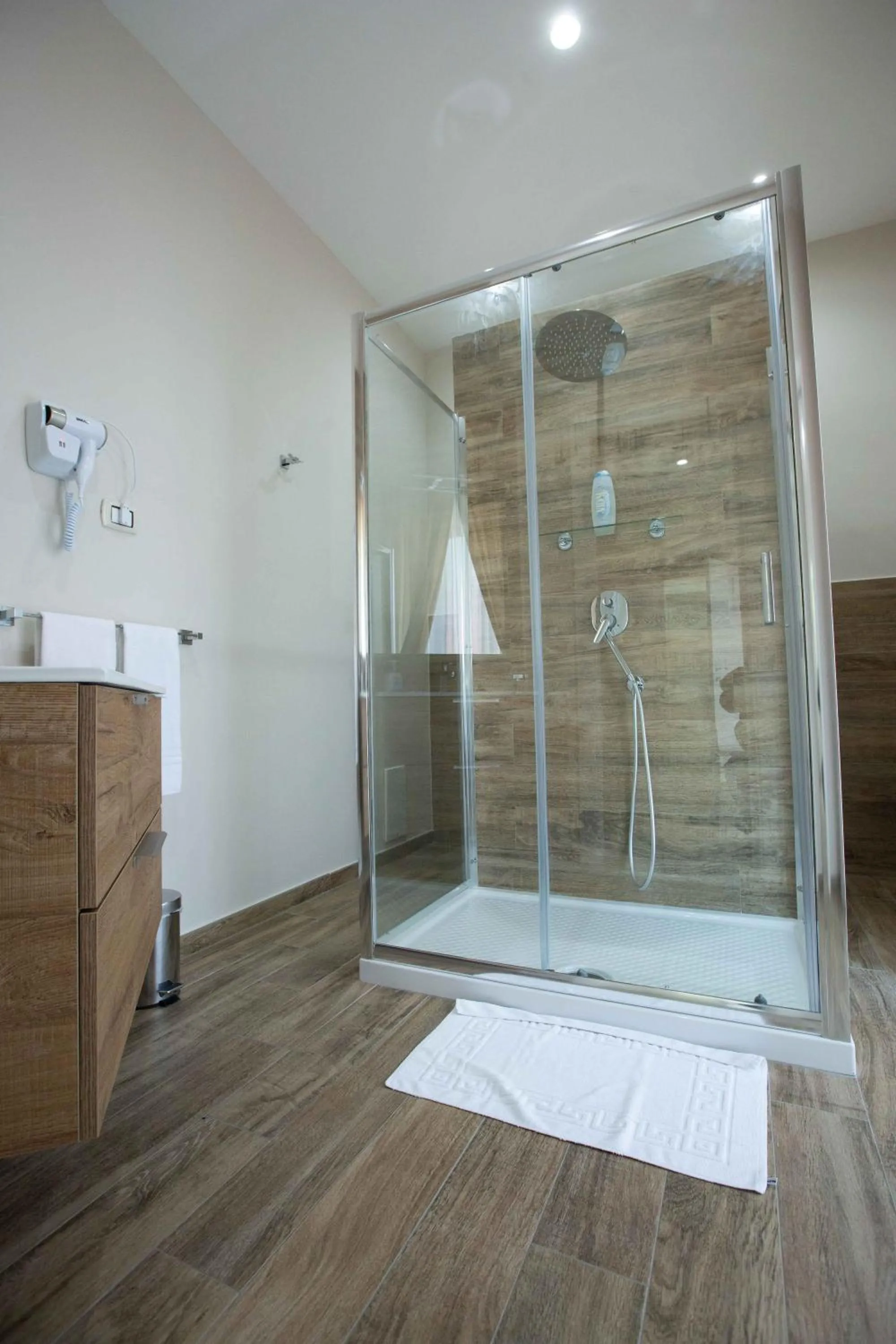 Shower in Philip Royal