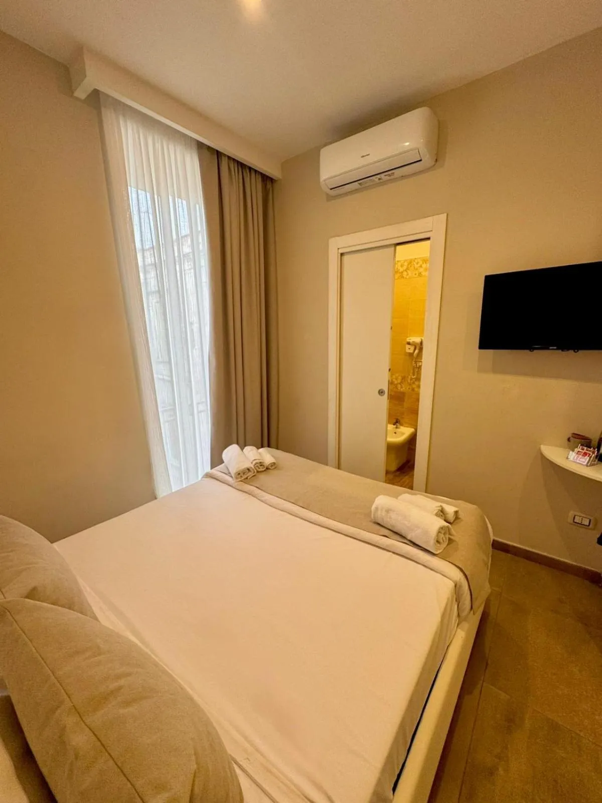 Photo of the whole room, Bed in Philip Royal