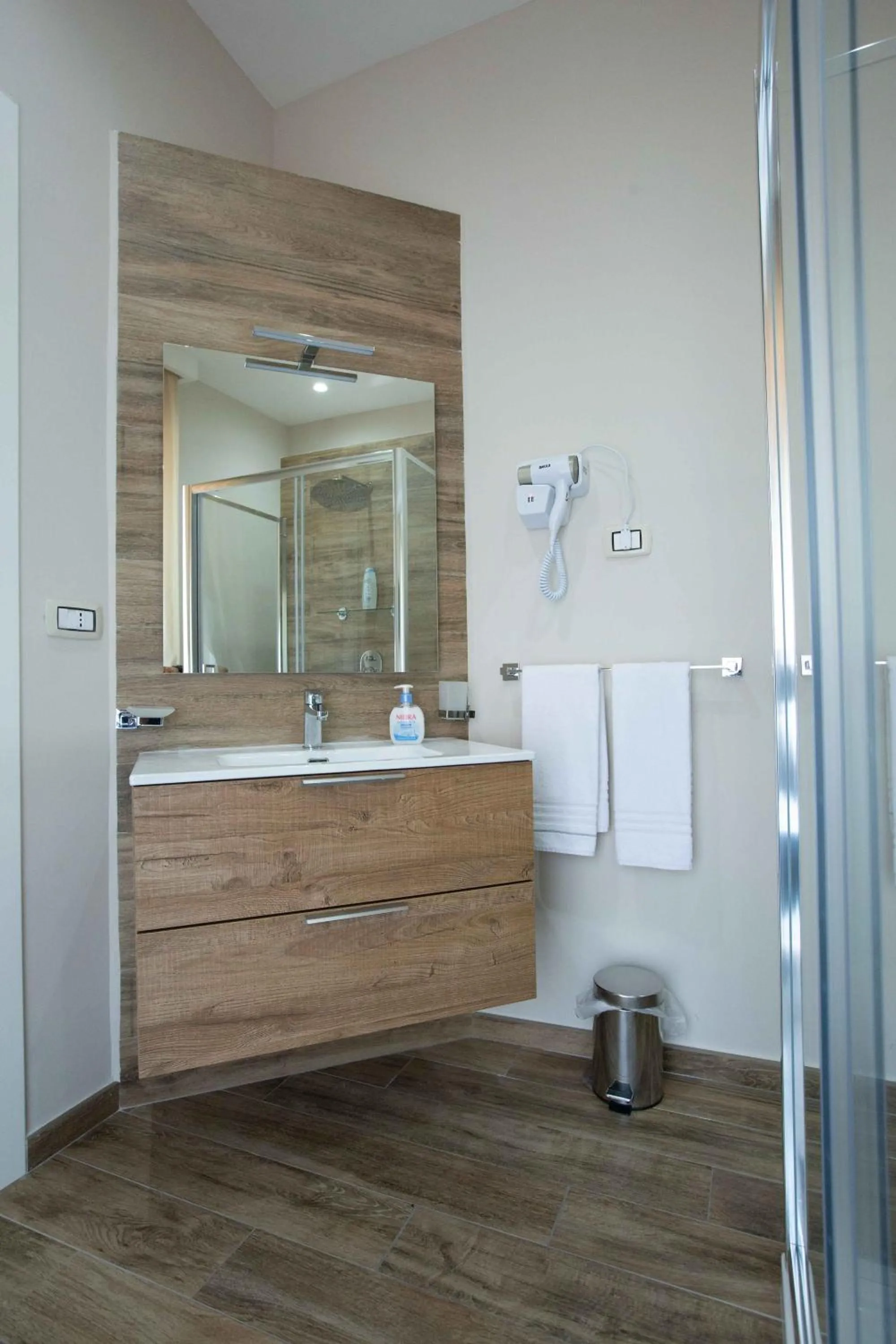 Shower in Philip Royal