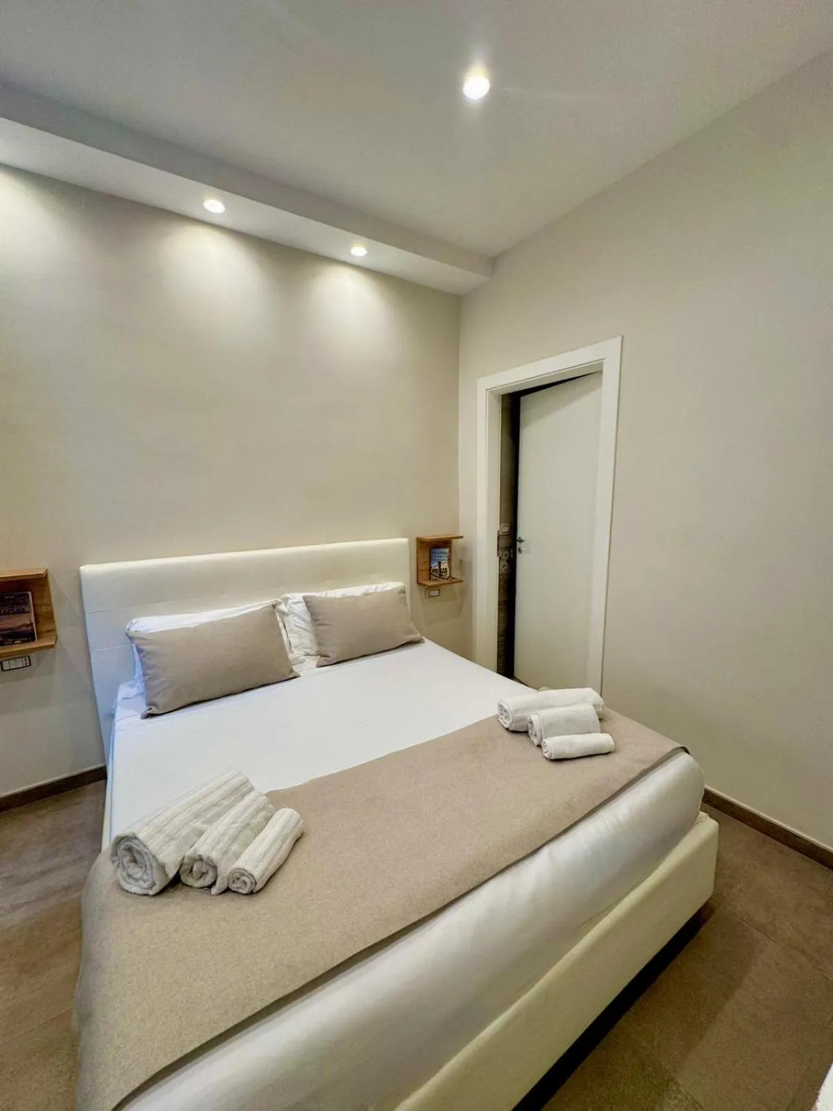 Bedroom, Bed in Philip Royal