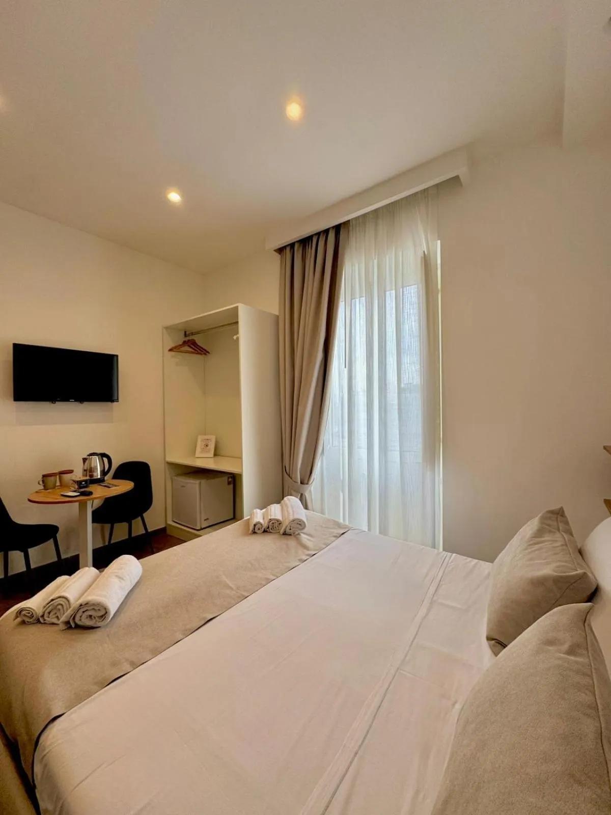 Bedroom, Bed in Philip Royal