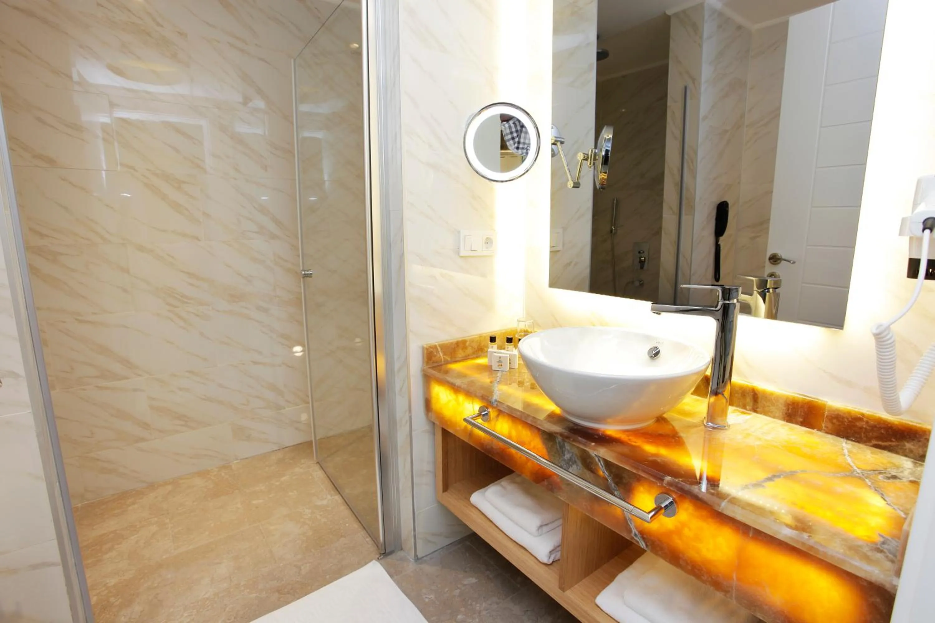 Shower in Kleopatra Suit Hotel