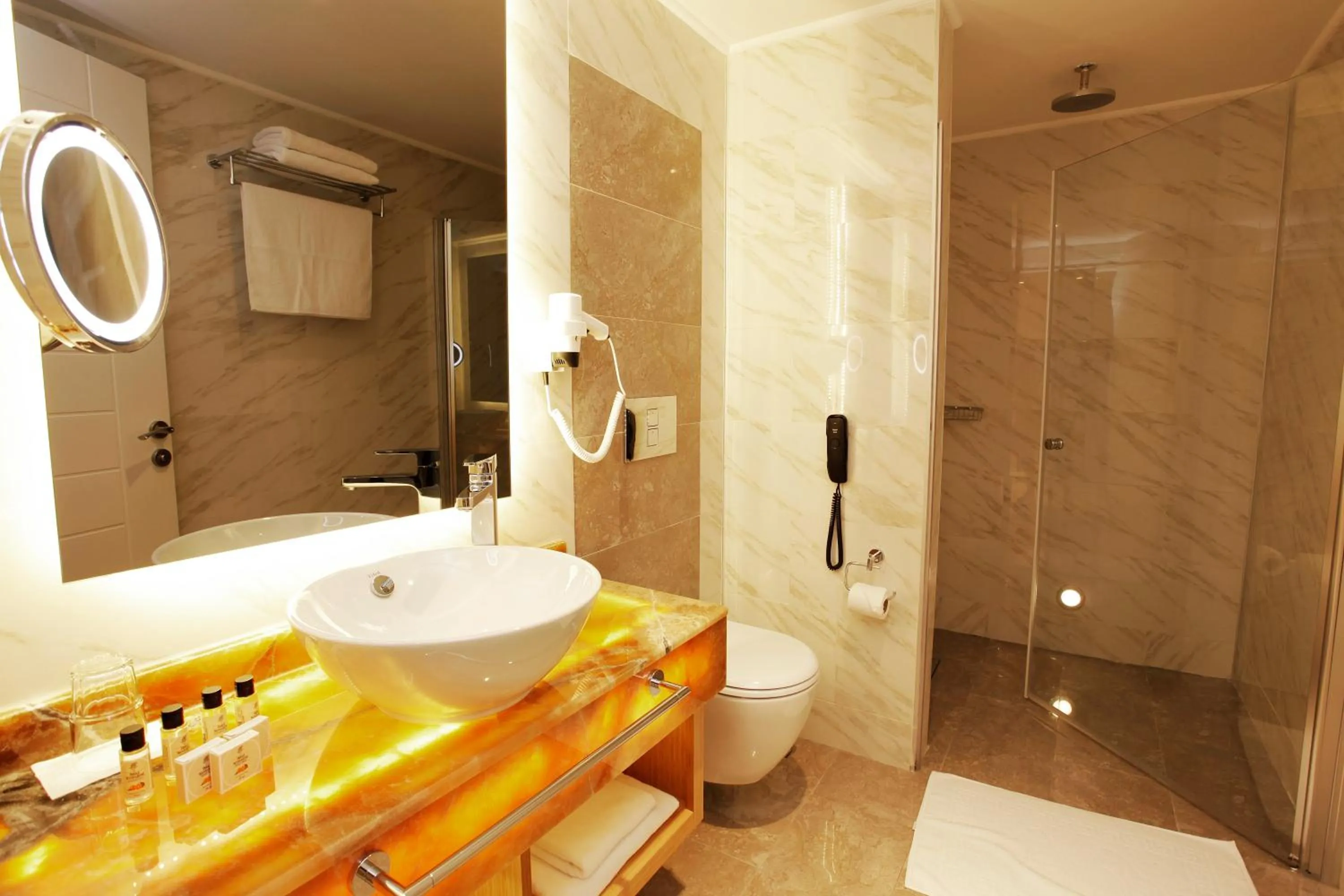 Shower in Kleopatra Suit Hotel