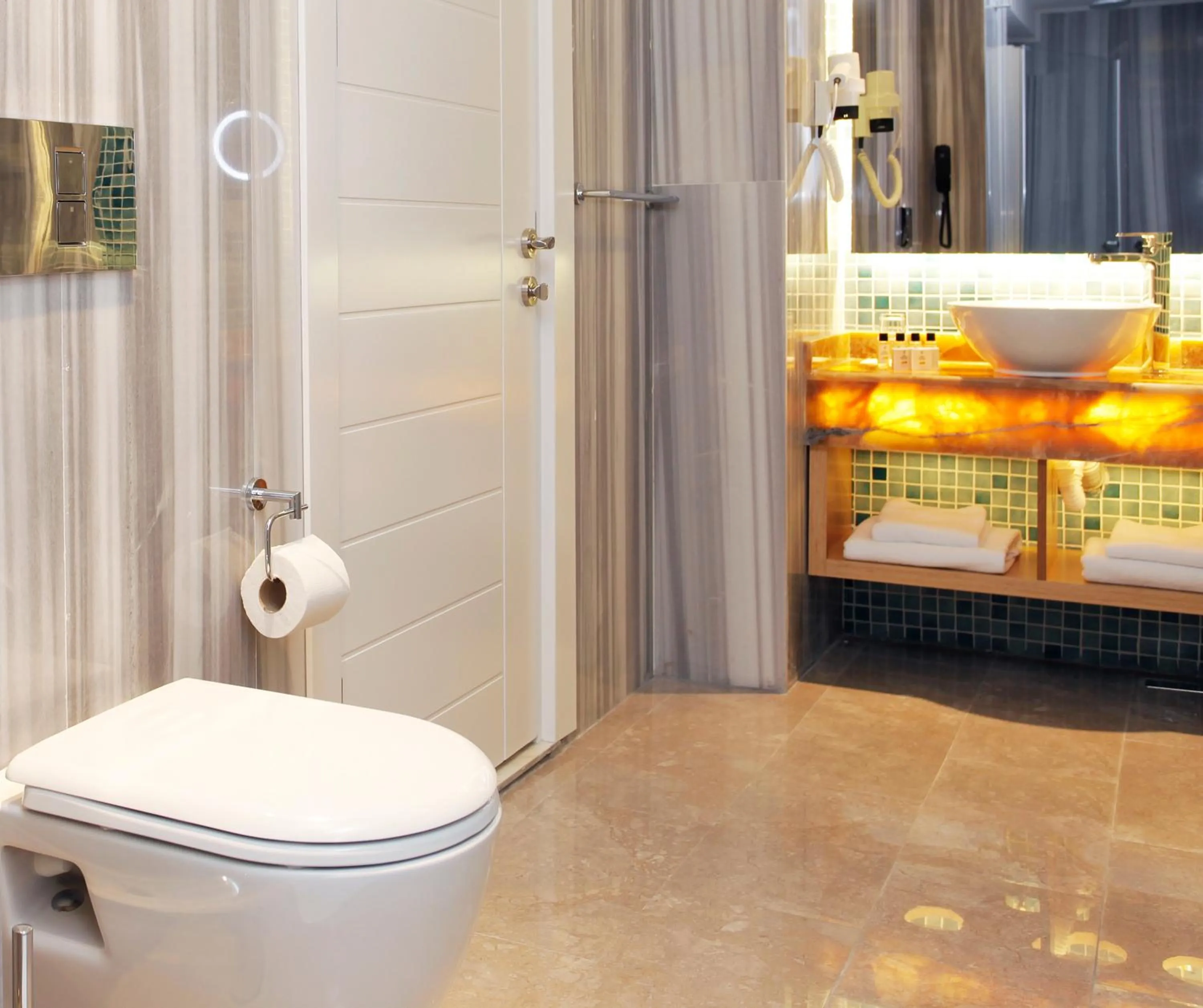 Shower in Kleopatra Suit Hotel