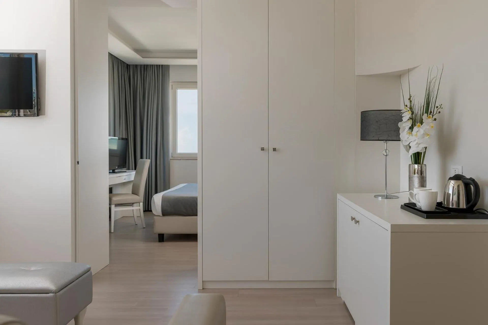 Living room, Bed in Hotel Riviera