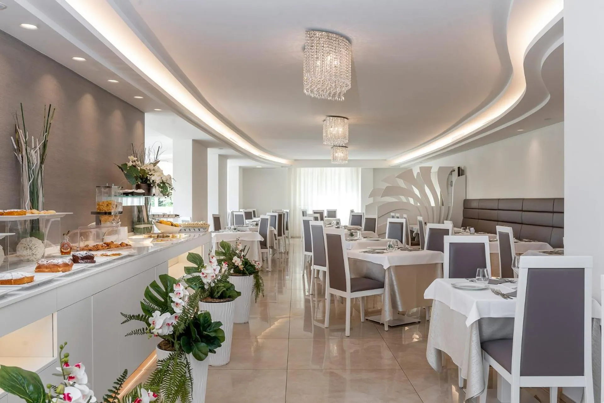 Restaurant/places to eat in Hotel Riviera