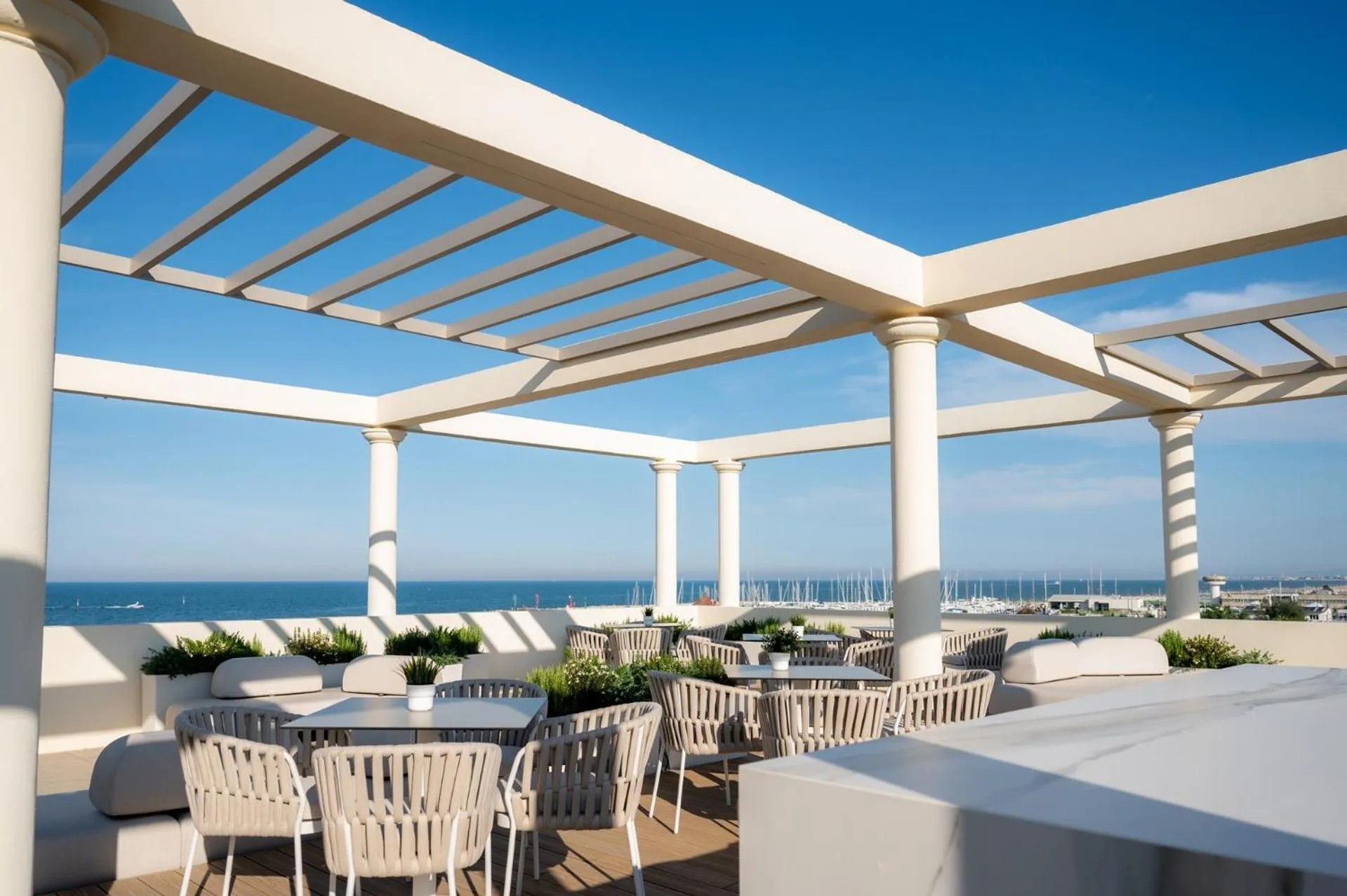 Restaurant/places to eat in Hotel Riviera