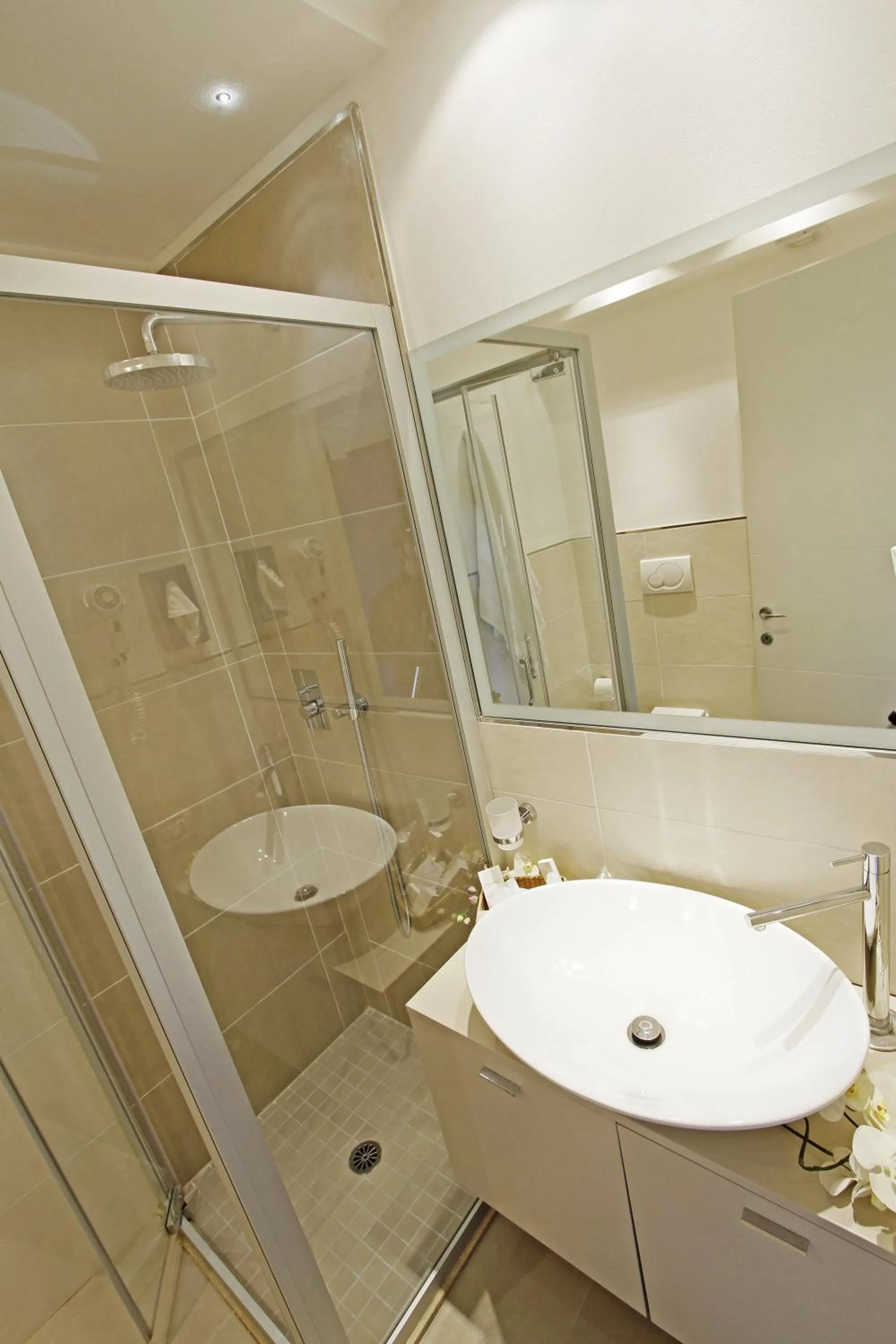 Shower in Hotel Riviera