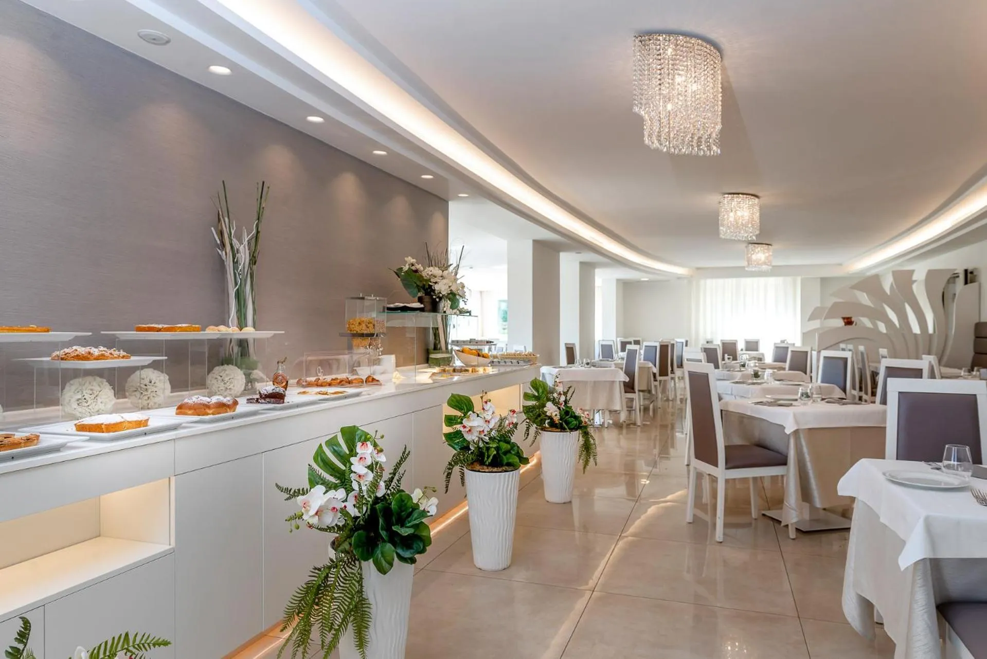 Restaurant/places to eat in Hotel Riviera