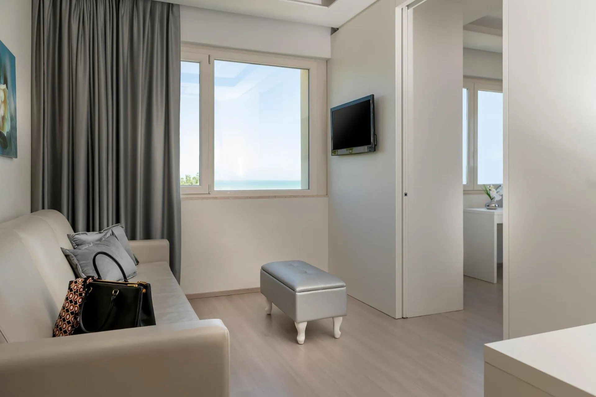 Living room, Bed in Hotel Riviera