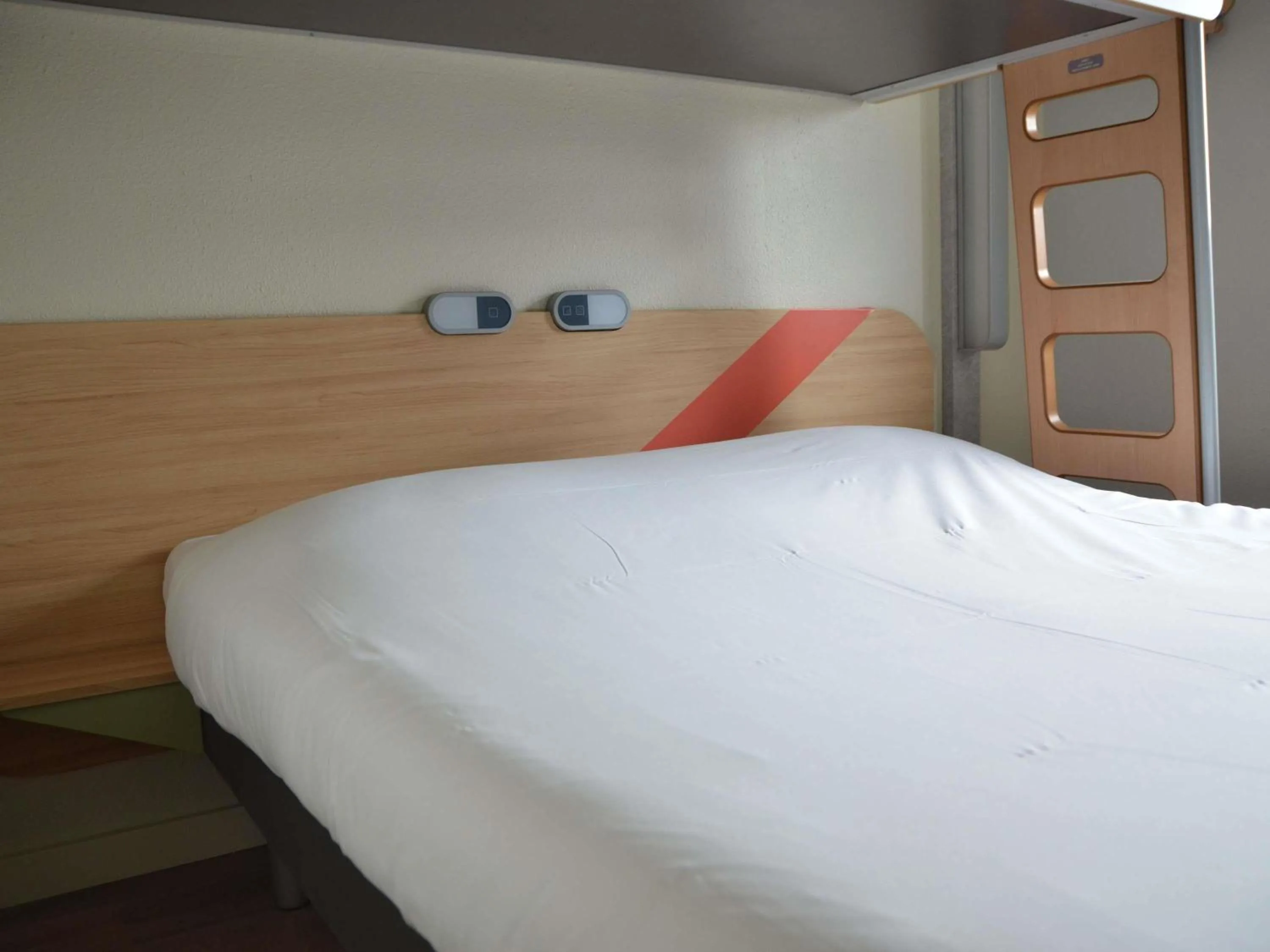 Bedroom, Bed in ibis budget Rouen Nord Isneauville
