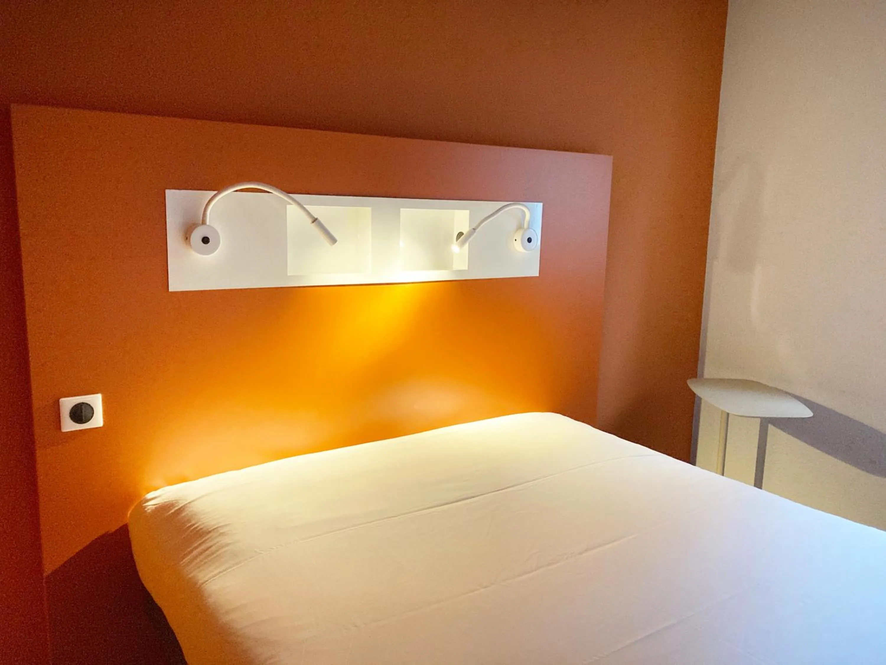 Bed in ibis budget Rouen Nord Isneauville