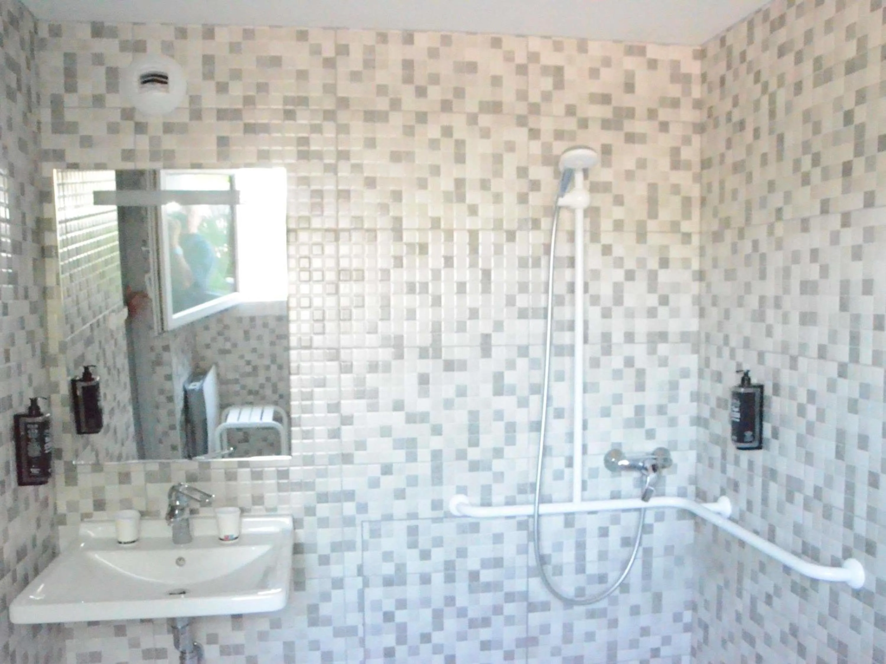 Bedroom in ibis budget Rouen Nord Isneauville